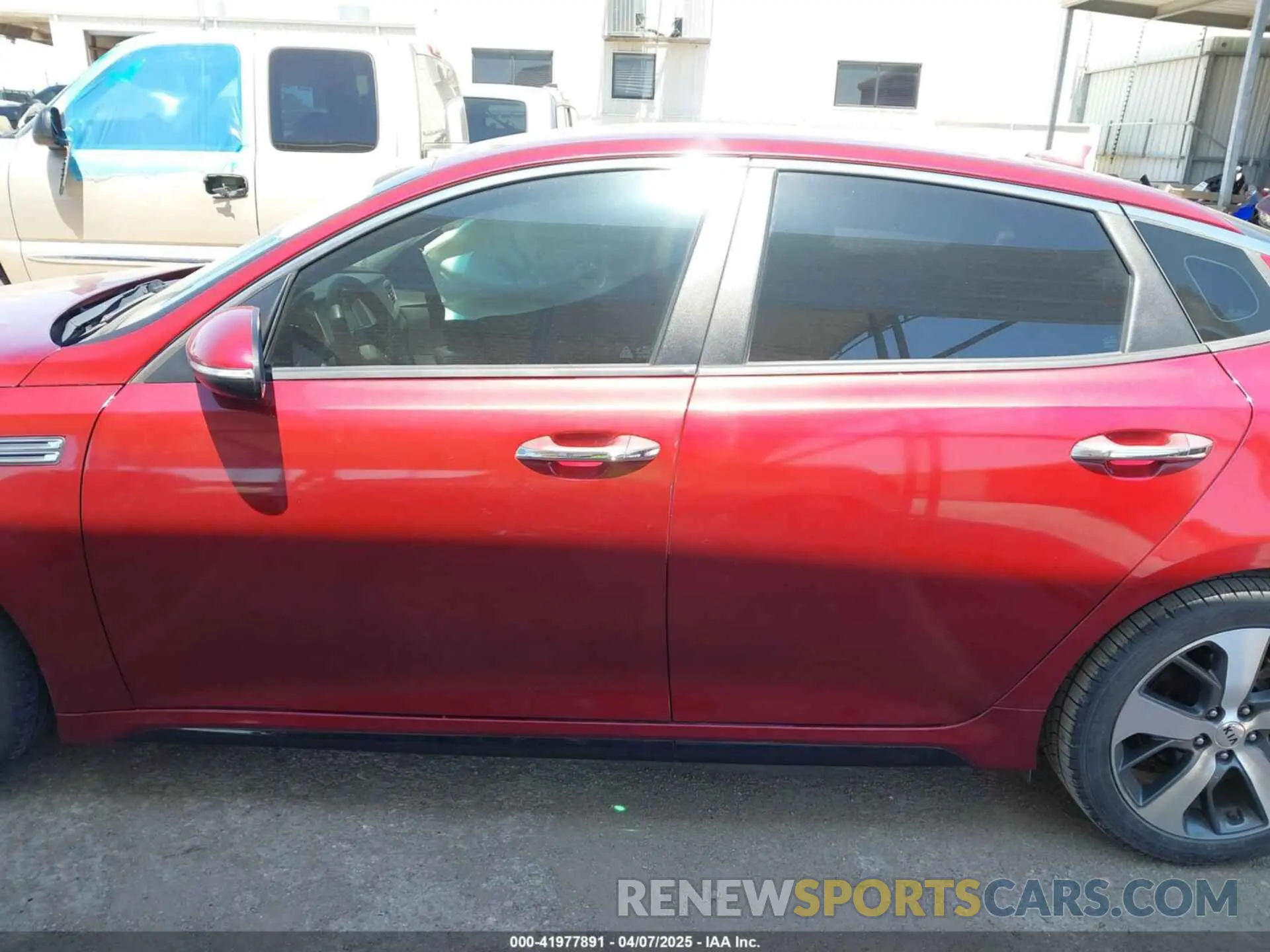 14 fotografías del automóvil dañado 5XXGT4L33KG360559 KIA OPTIMA 2019