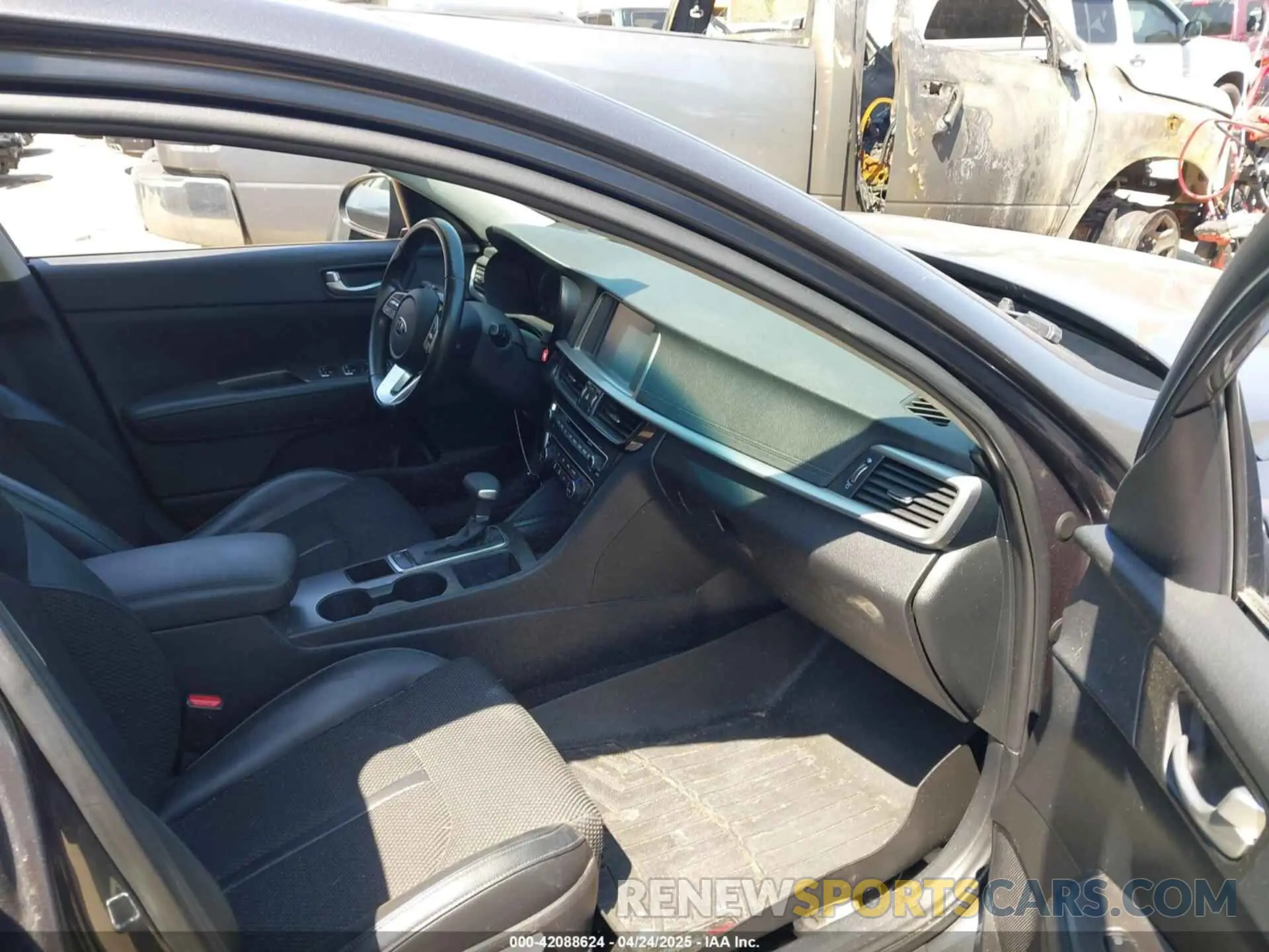 5 fotografías del automóvil dañado 5XXGT4L34KG302976 KIA OPTIMA 2019
