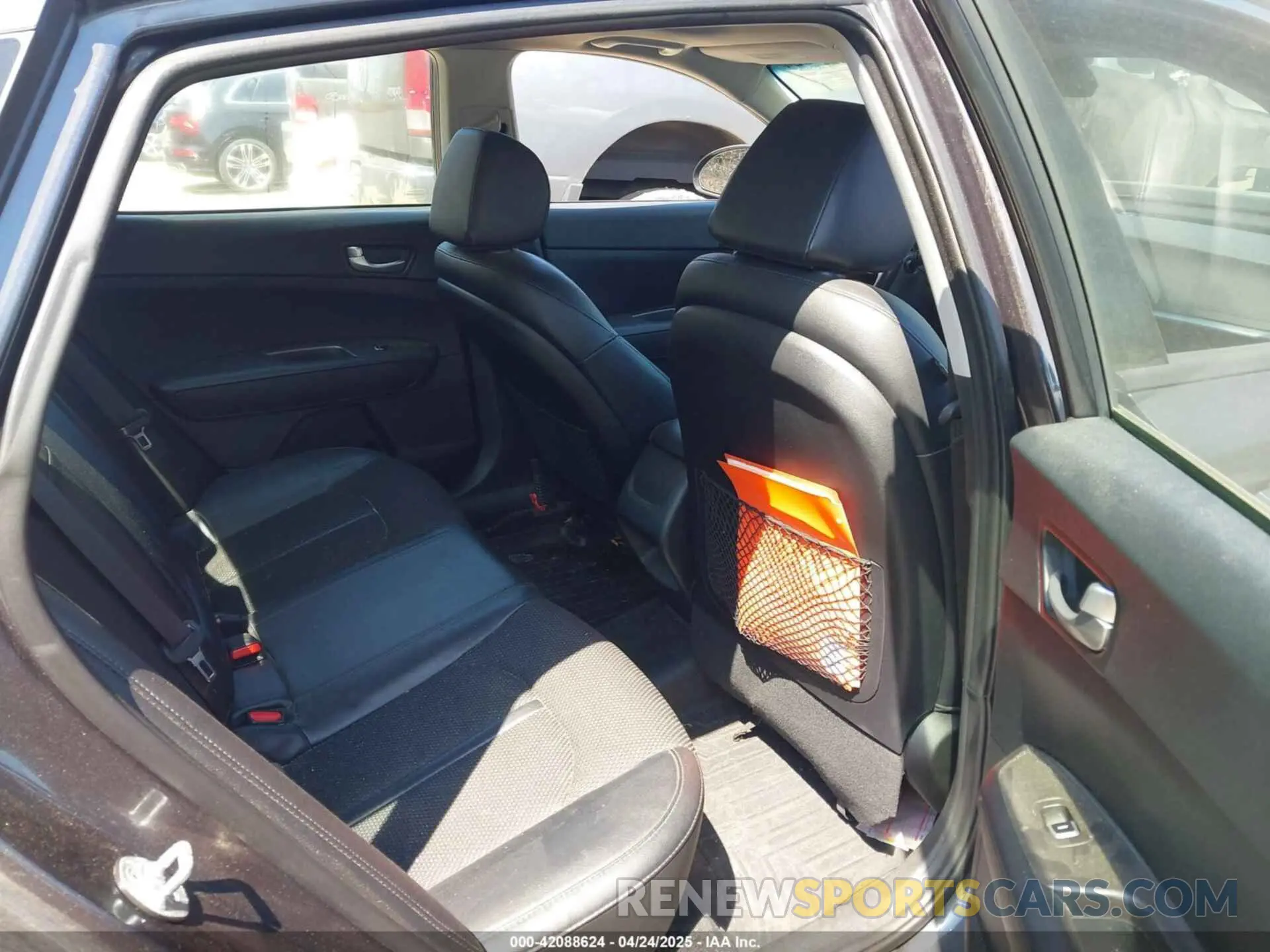 8 fotografías del automóvil dañado 5XXGT4L34KG302976 KIA OPTIMA 2019