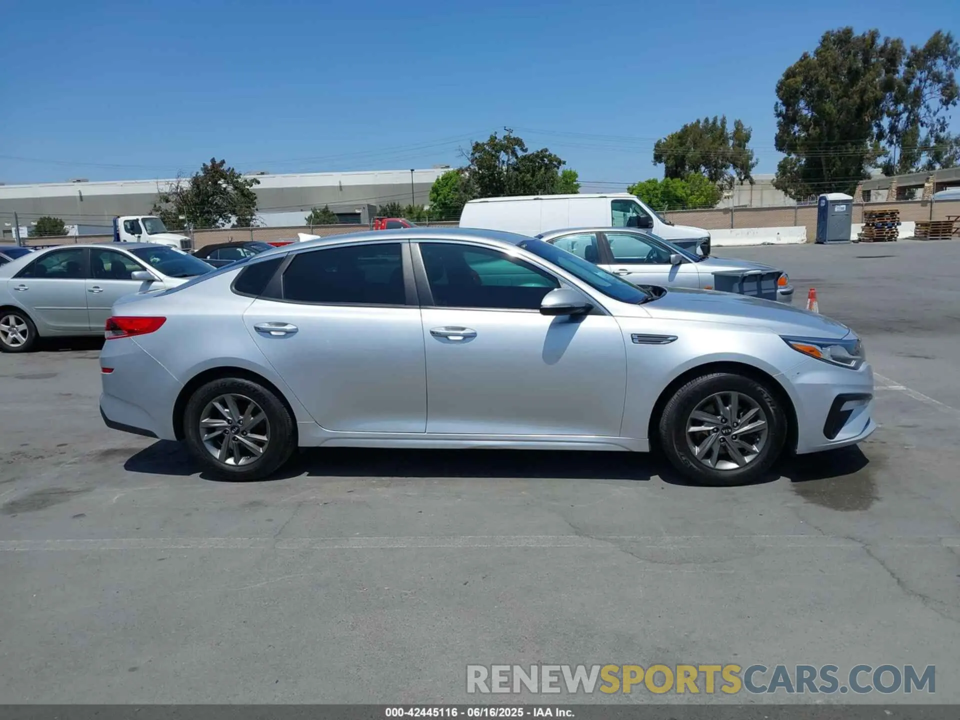 13 fotografías del automóvil dañado 5XXGT4L34KG340899 KIA OPTIMA 2019