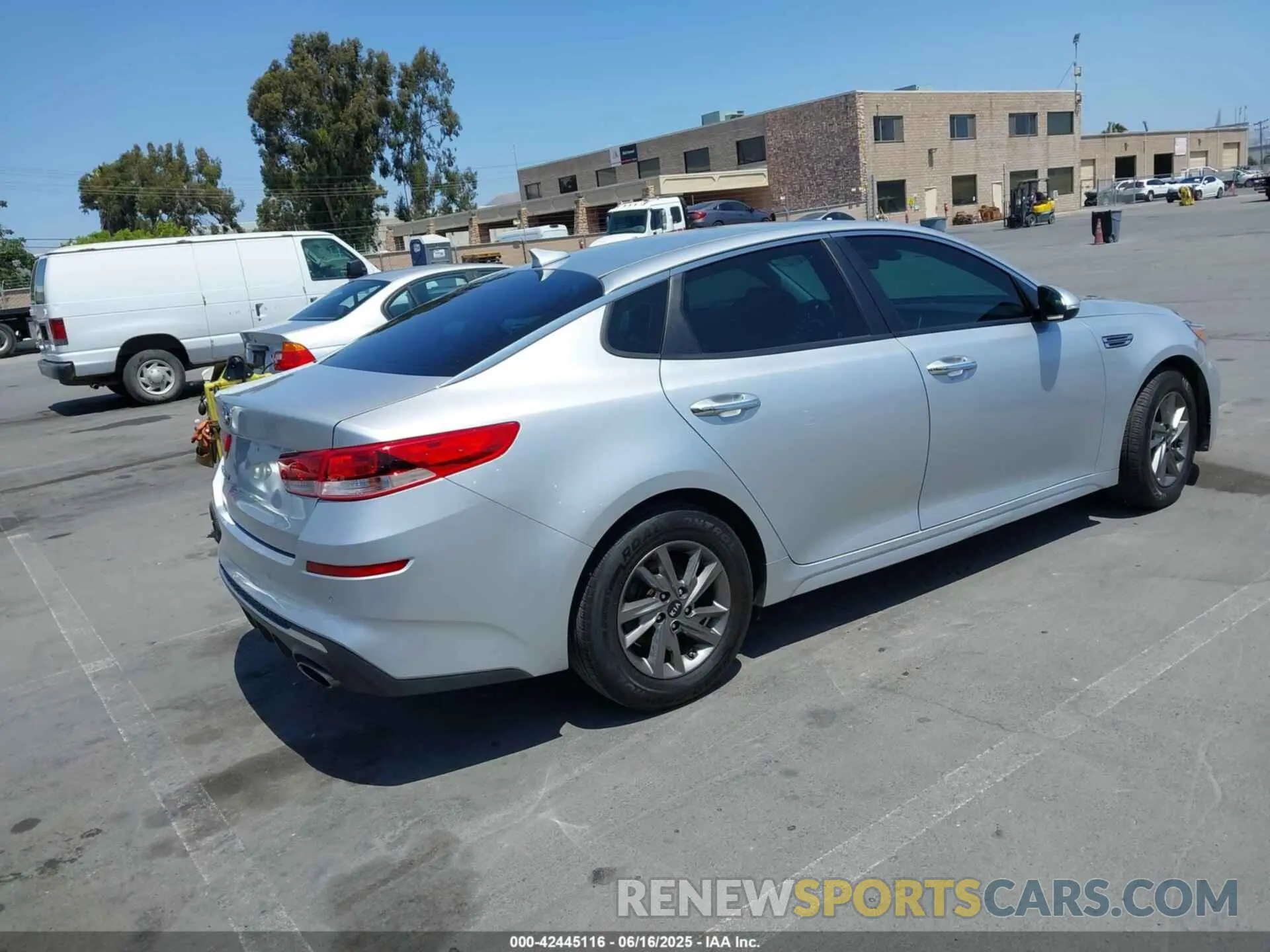 4 fotografías del automóvil dañado 5XXGT4L34KG340899 KIA OPTIMA 2019