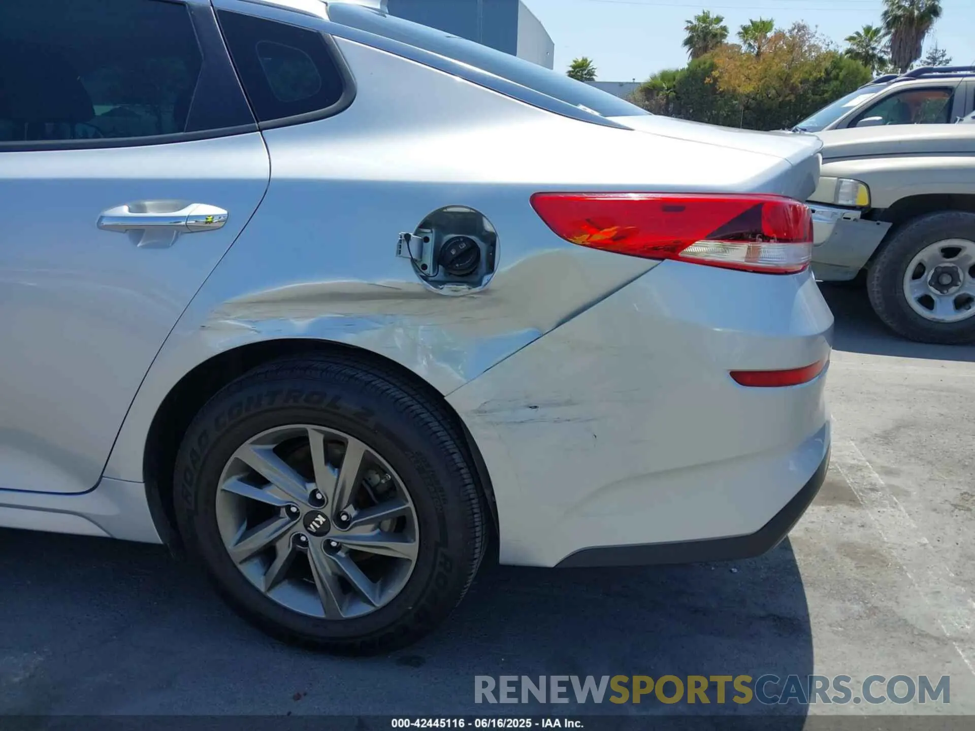6 fotografías del automóvil dañado 5XXGT4L34KG340899 KIA OPTIMA 2019