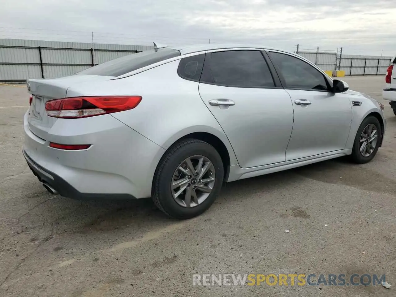 3 fotografías del automóvil dañado 5XXGT4L34KG348873 KIA OPTIMA 2019