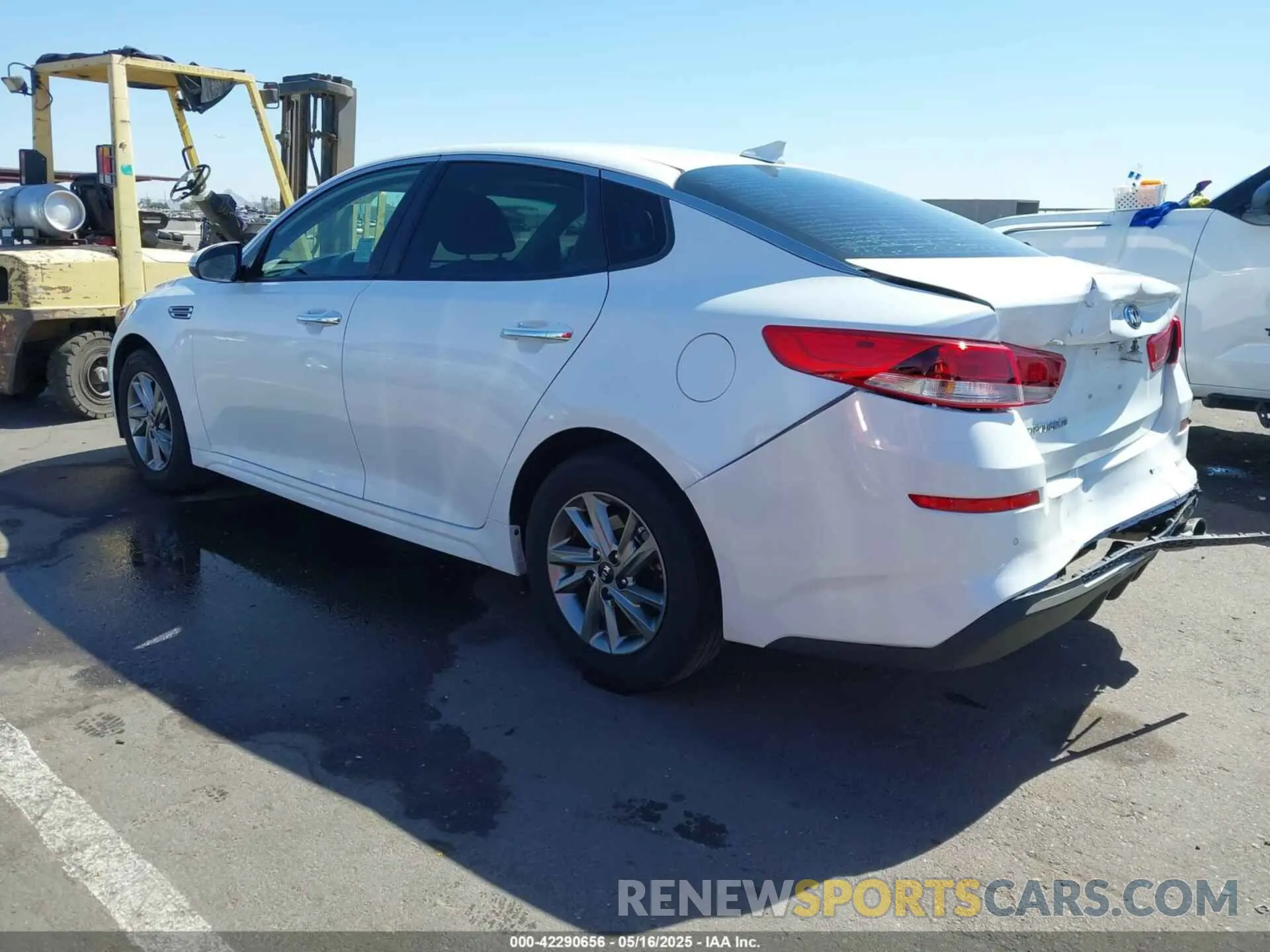 3 fotografías del automóvil dañado 5XXGT4L34KG364135 KIA OPTIMA 2019