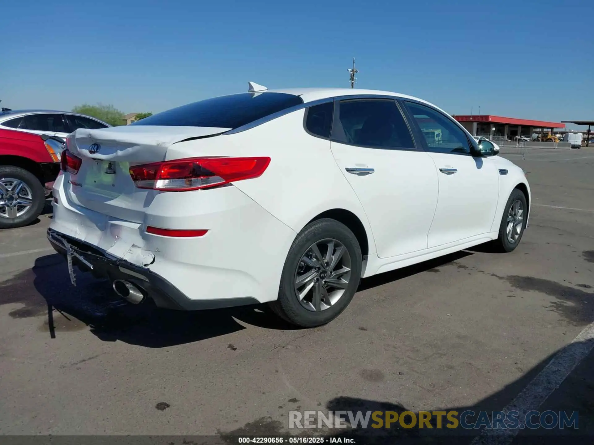 4 fotografías del automóvil dañado 5XXGT4L34KG364135 KIA OPTIMA 2019