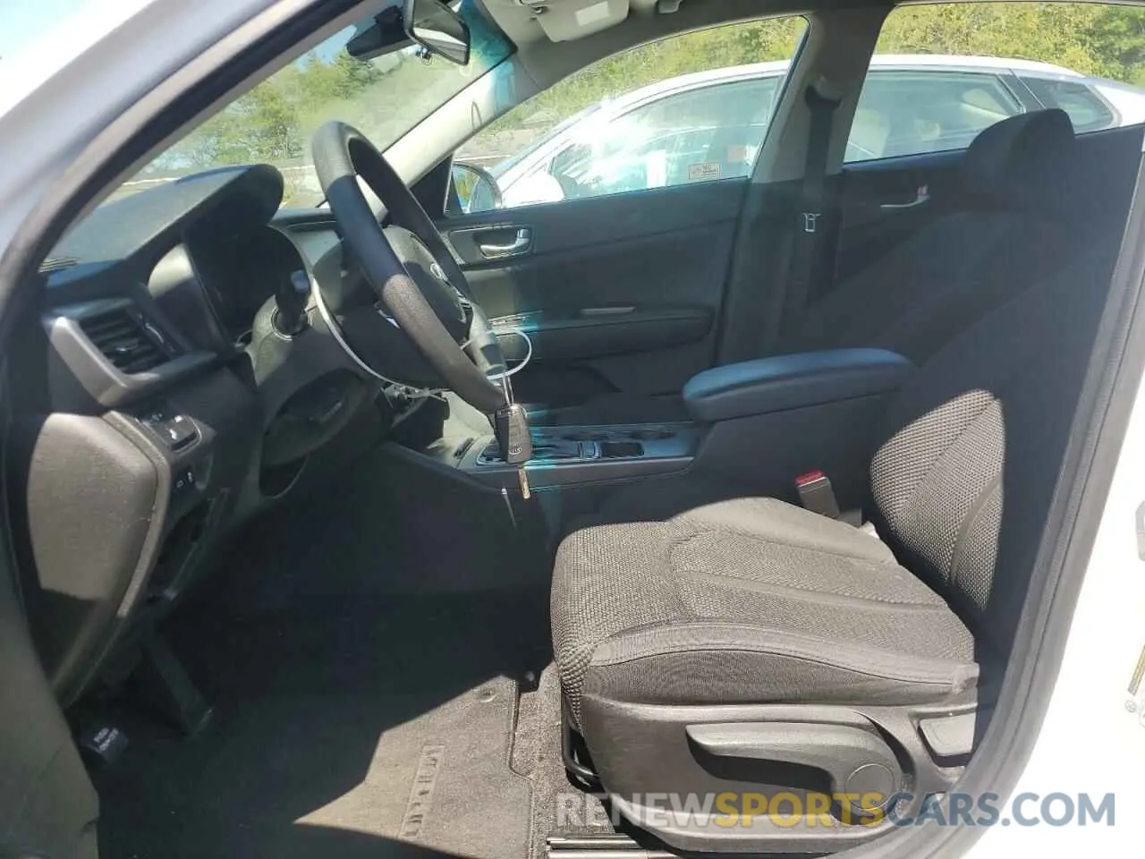 7 fotografías del automóvil dañado 5XXGT4L35KG278705 KIA OPTIMA 2019