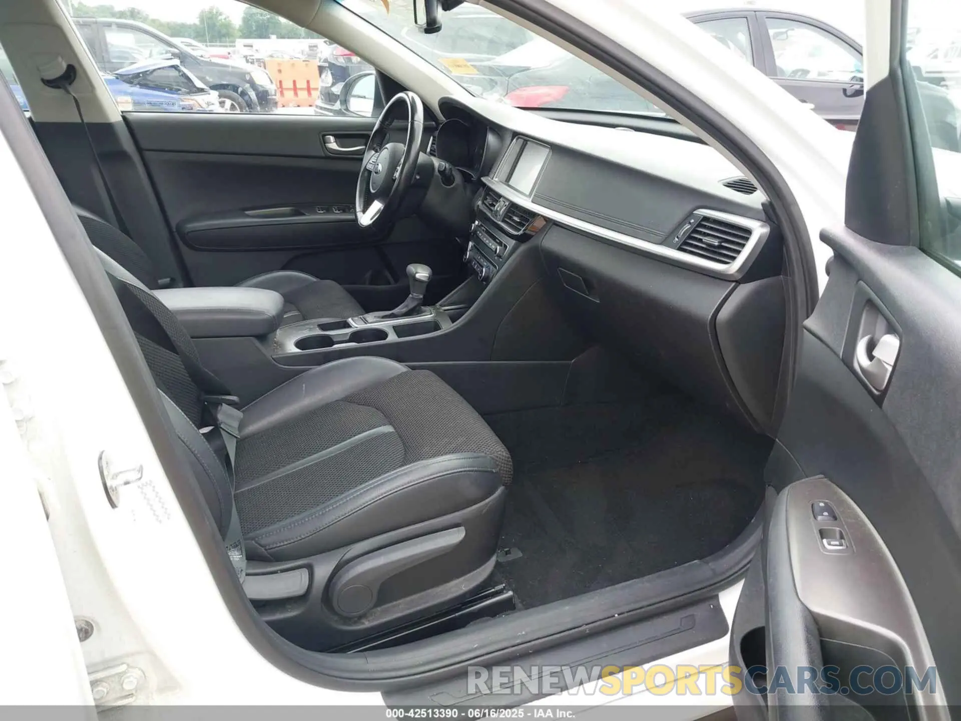 5 fotografías del automóvil dañado 5XXGT4L35KG355427 KIA OPTIMA 2019