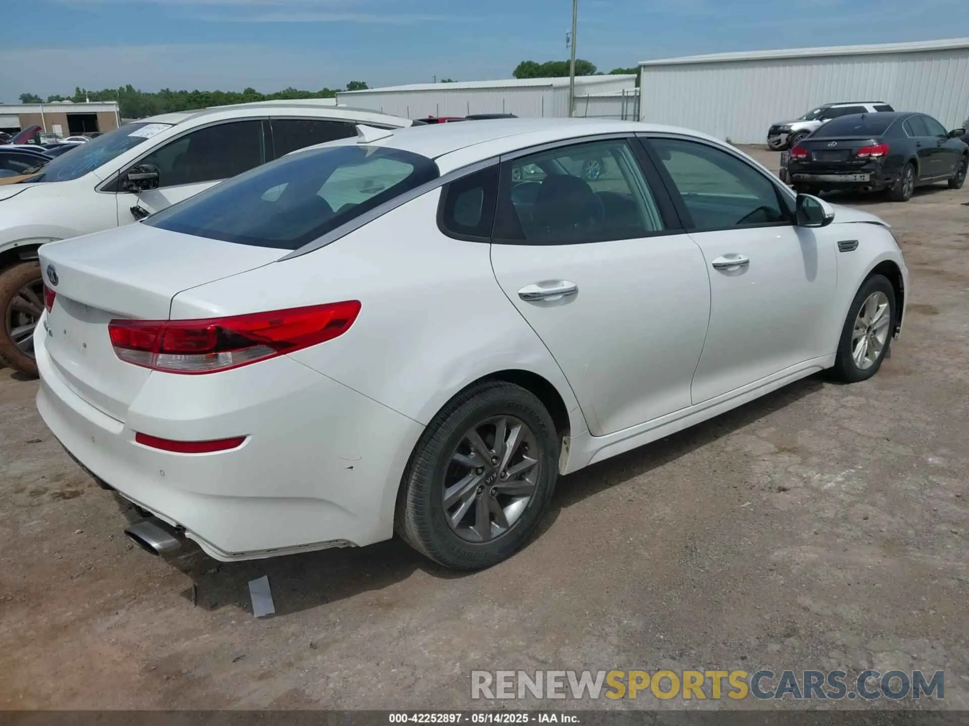 4 fotografías del automóvil dañado 5XXGT4L37KG290497 KIA OPTIMA 2019