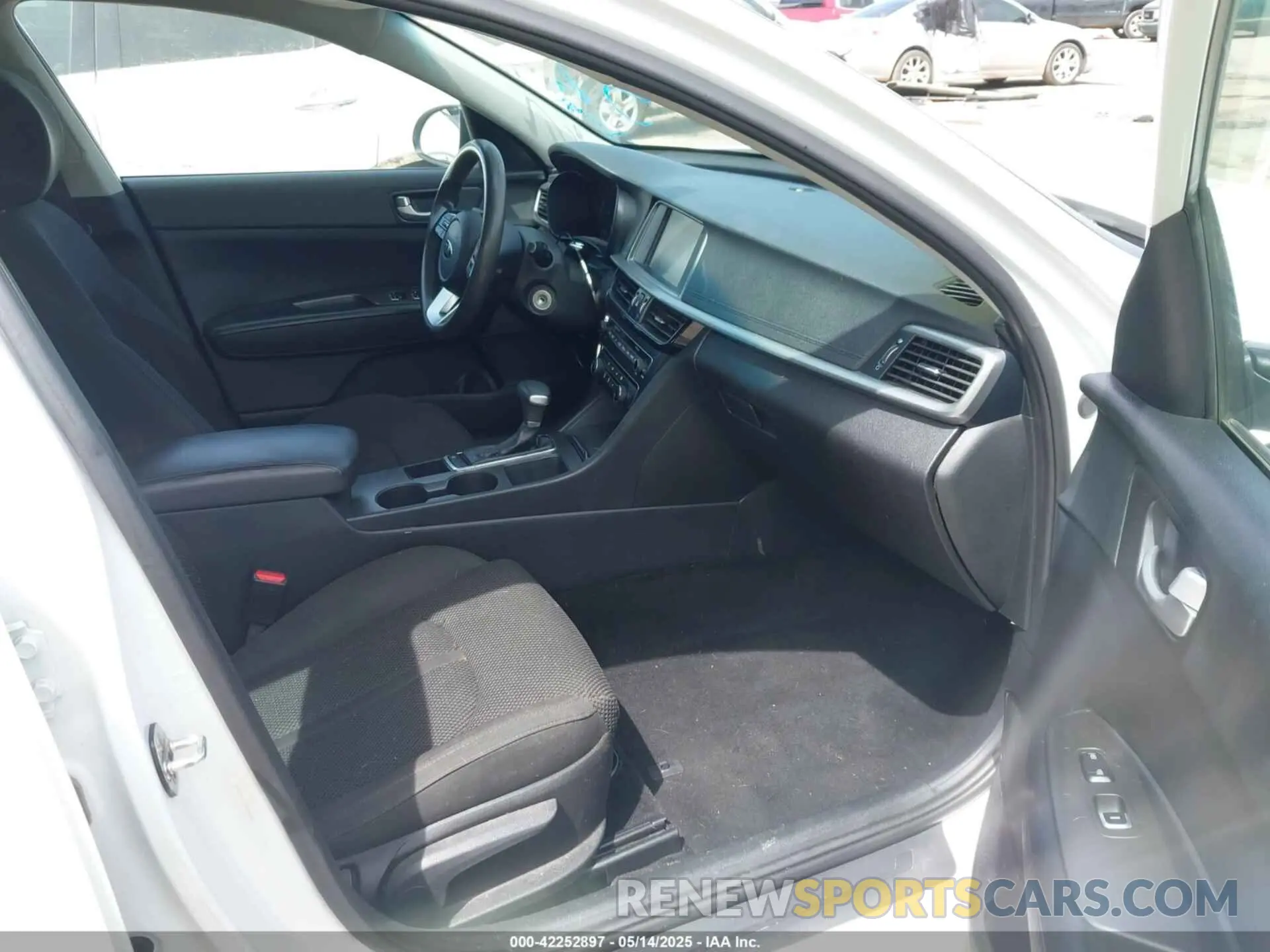 5 fotografías del automóvil dañado 5XXGT4L37KG290497 KIA OPTIMA 2019