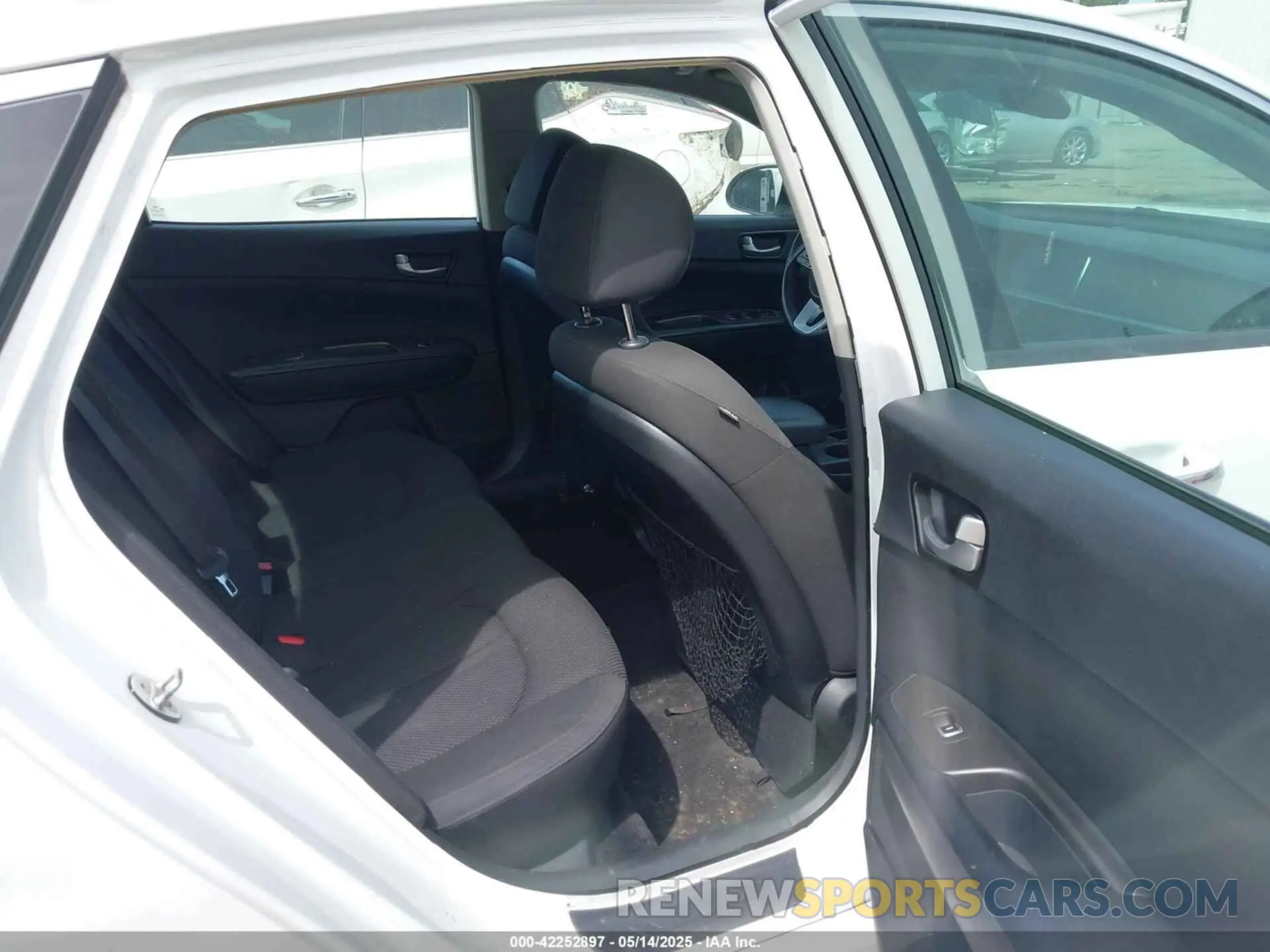 8 fotografías del automóvil dañado 5XXGT4L37KG290497 KIA OPTIMA 2019