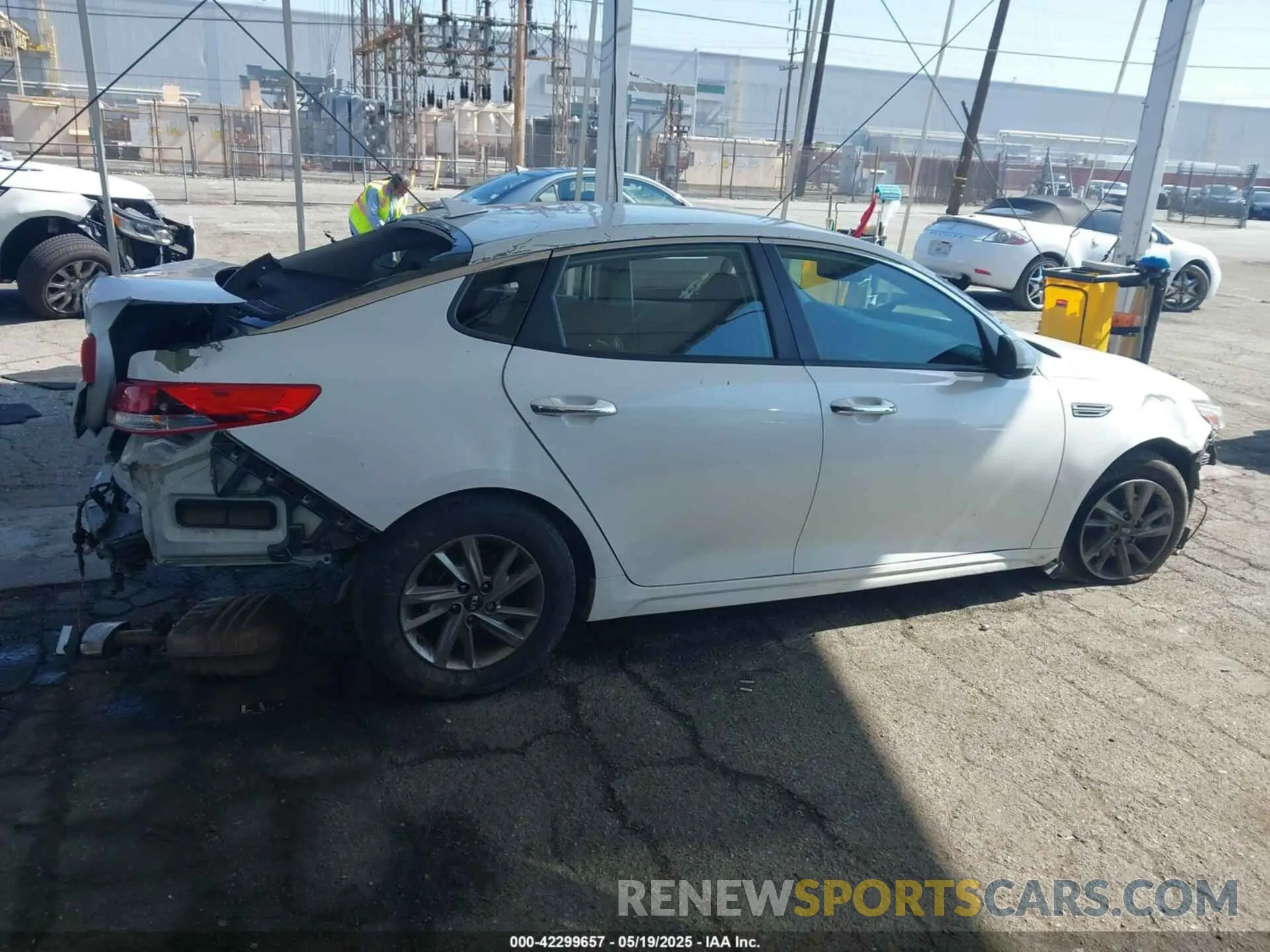 12 fotografías del automóvil dañado 5XXGT4L37KG301109 KIA OPTIMA 2019
