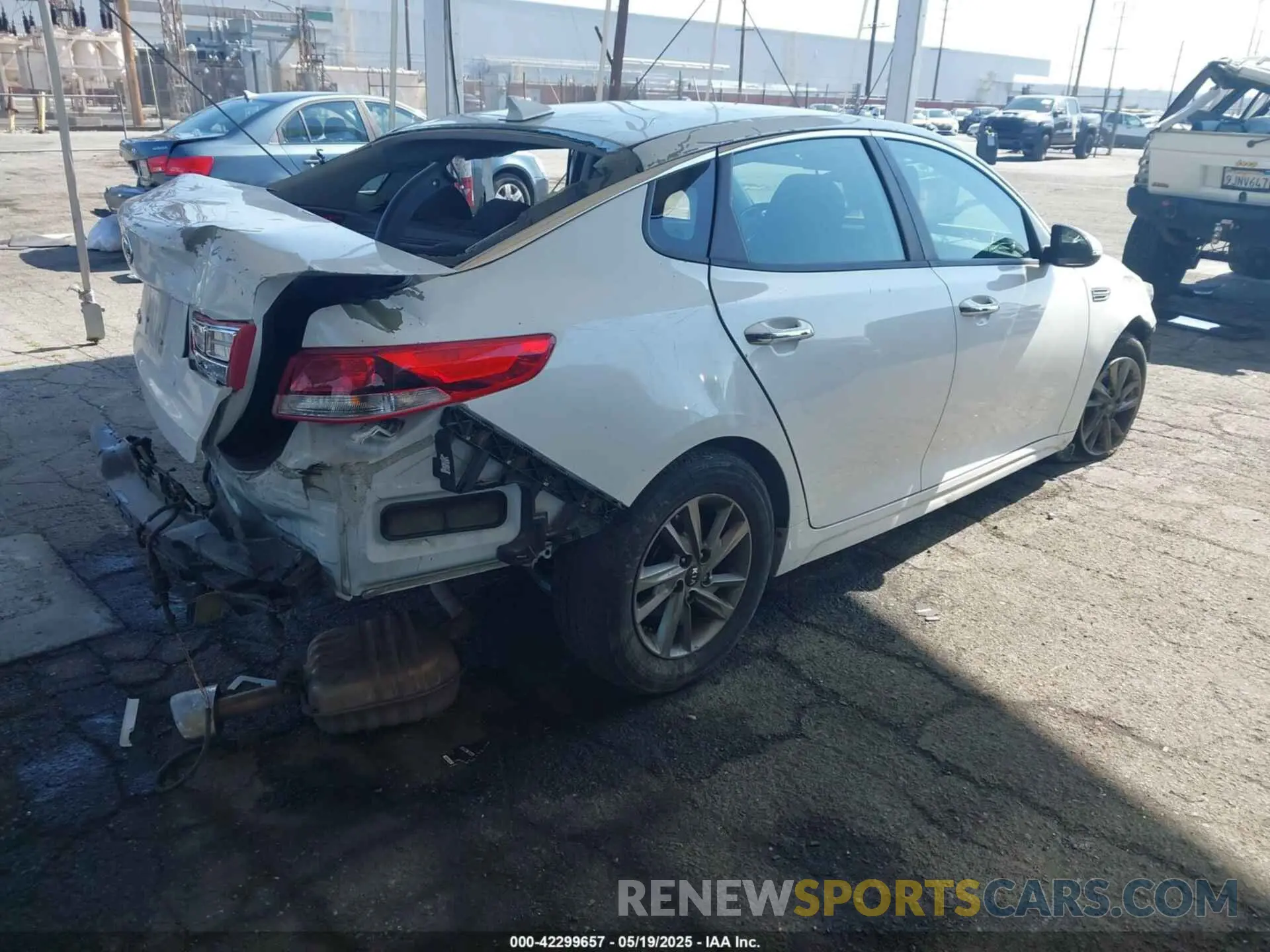4 fotografías del automóvil dañado 5XXGT4L37KG301109 KIA OPTIMA 2019
