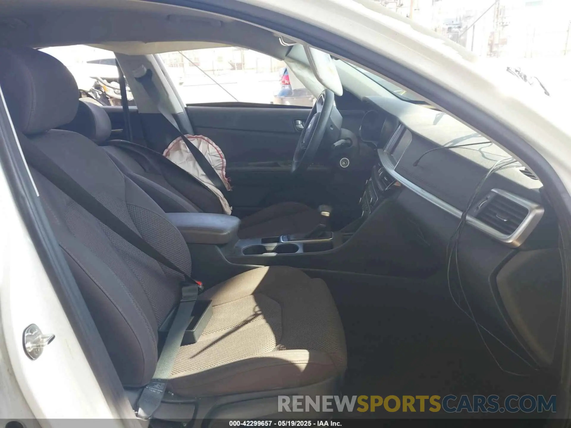 5 fotografías del automóvil dañado 5XXGT4L37KG301109 KIA OPTIMA 2019