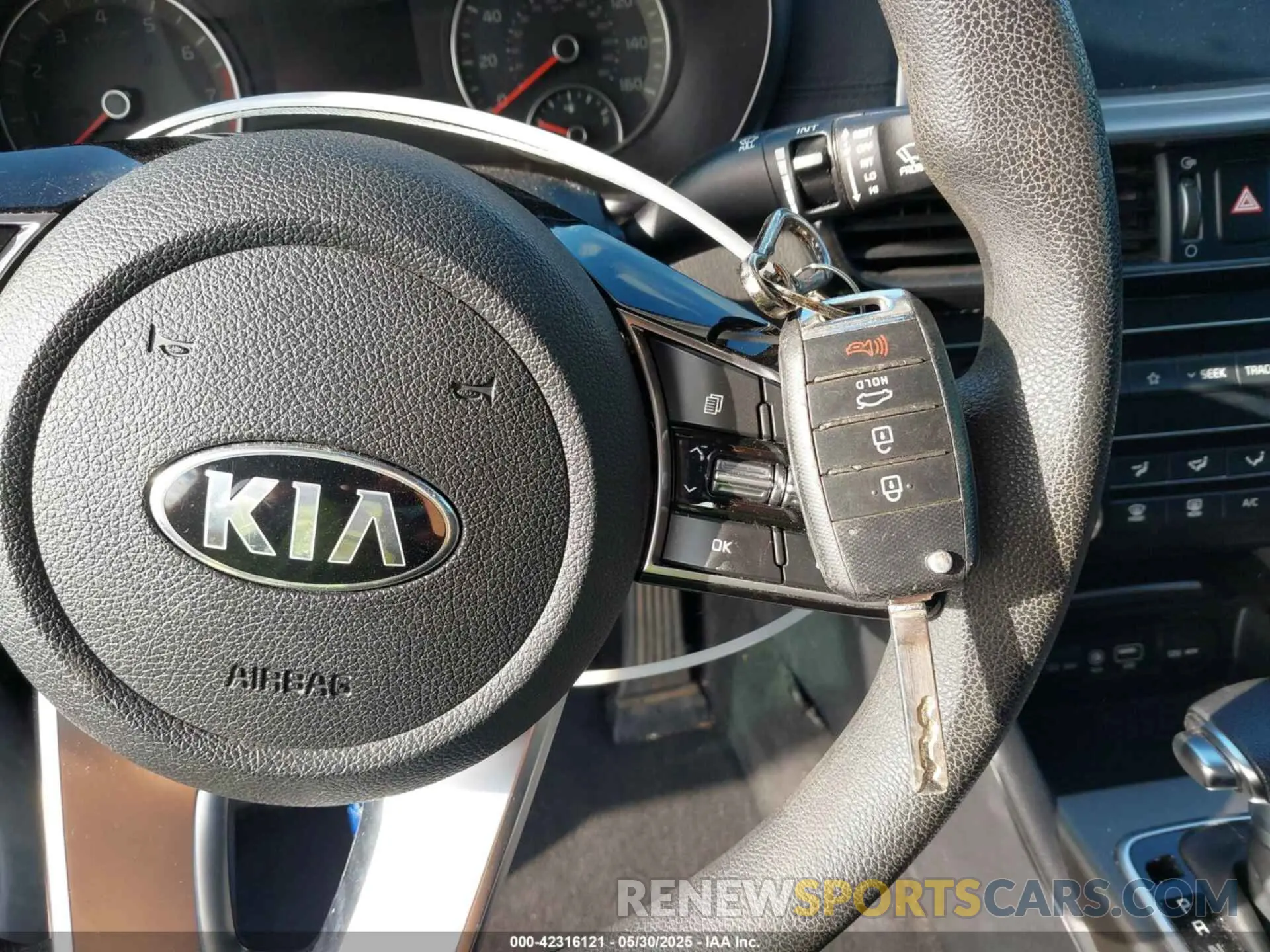 11 fotografías del automóvil dañado 5XXGT4L37KG364095 KIA OPTIMA 2019