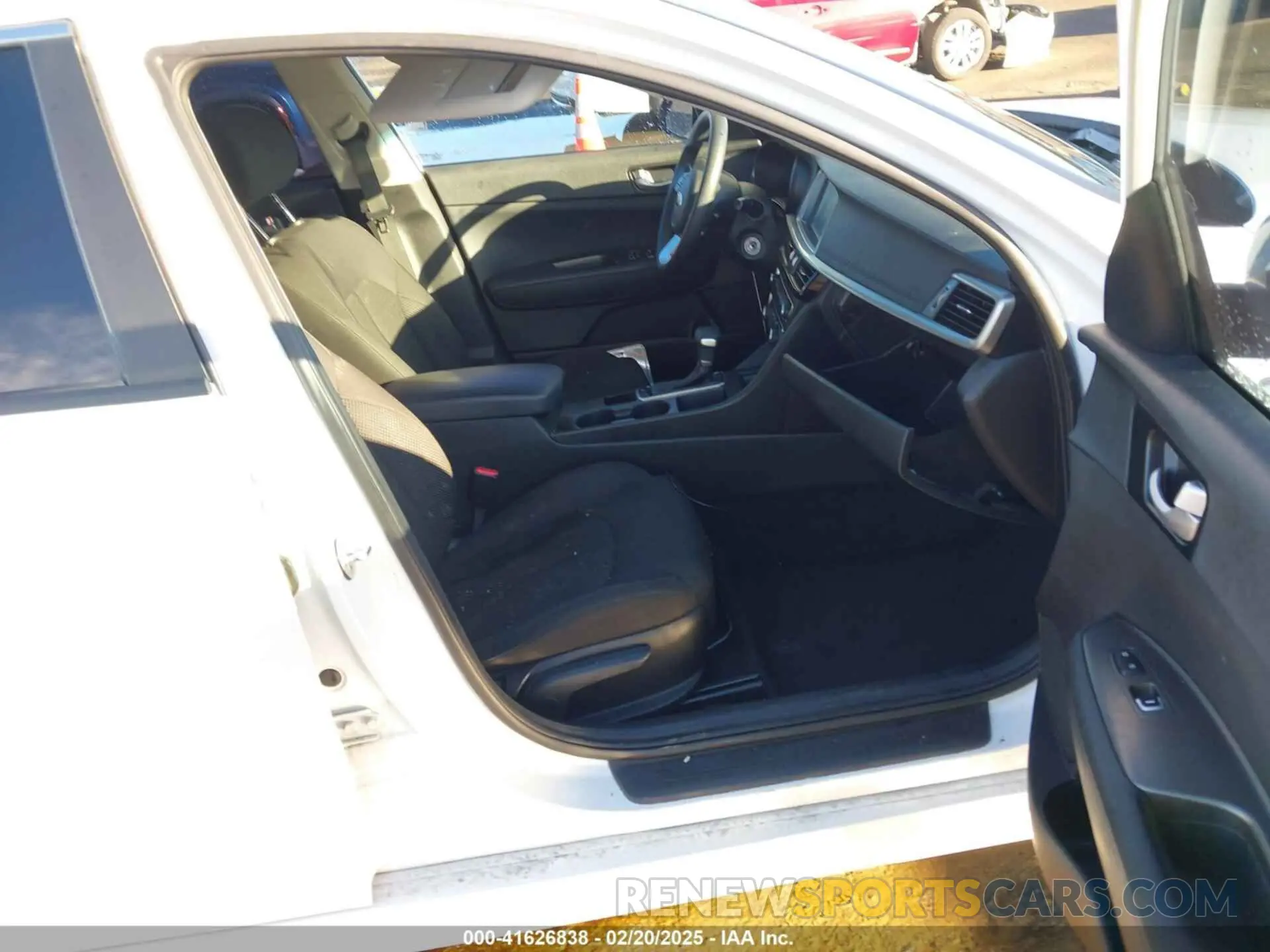5 fotografías del automóvil dañado 5XXGT4L38KG279119 KIA OPTIMA 2019