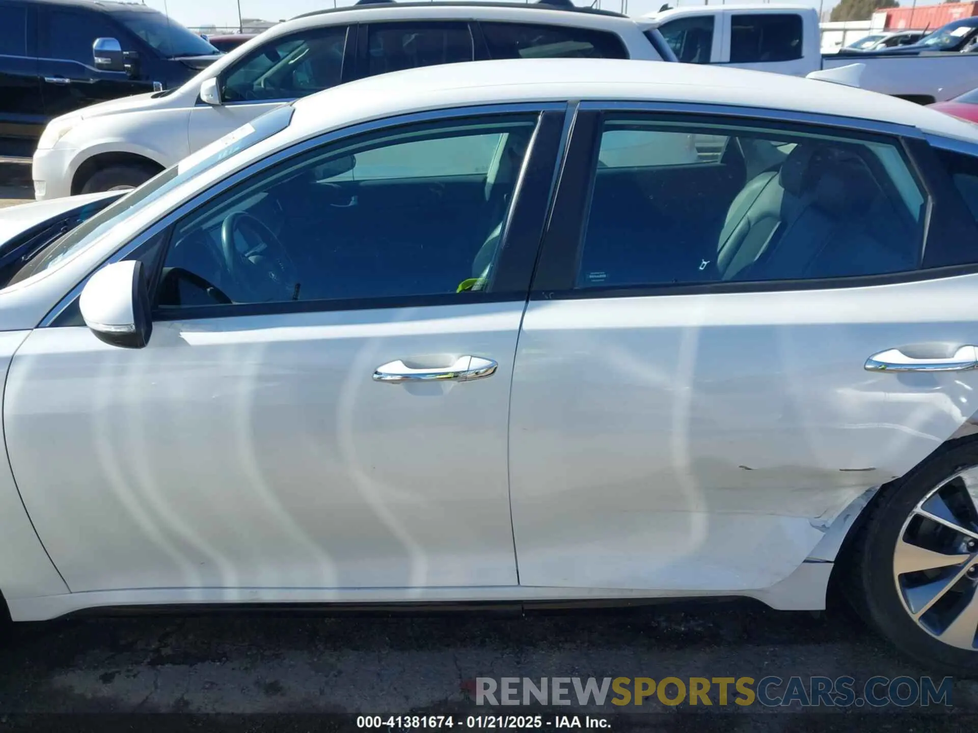 14 fotografías del automóvil dañado 5XXGT4L39KG296267 KIA OPTIMA 2019