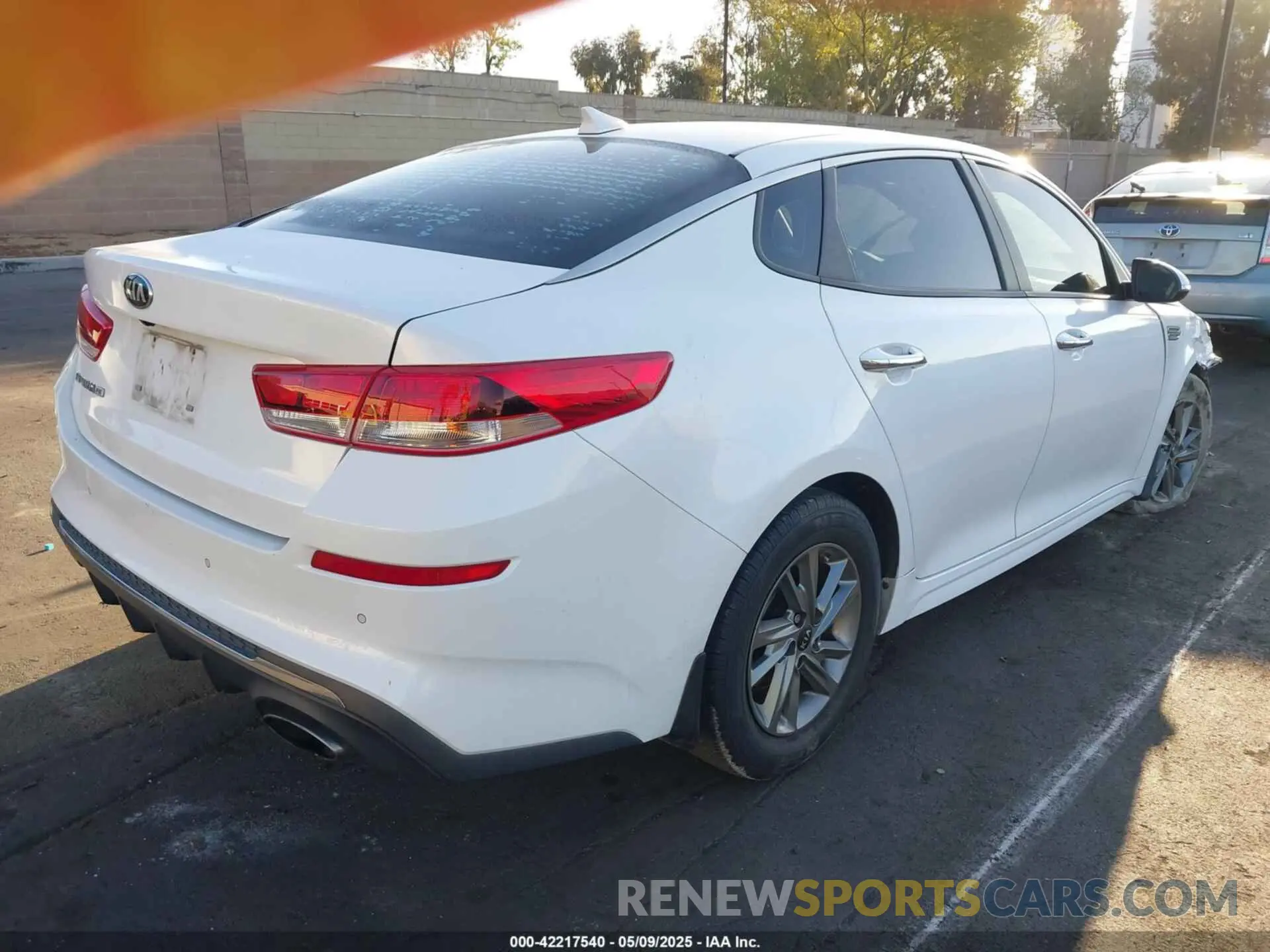 4 fotografías del automóvil dañado 5XXGT4L39KG311785 KIA OPTIMA 2019