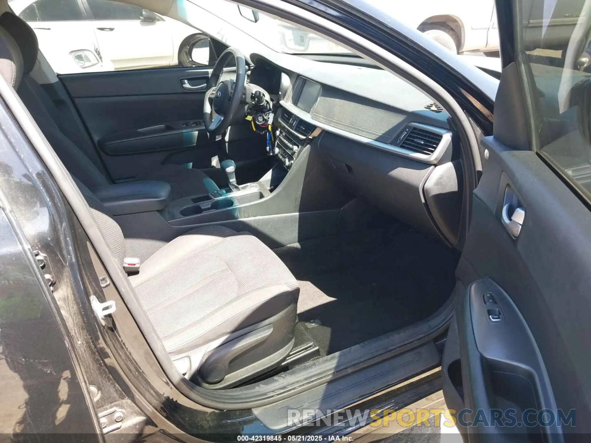 5 fotografías del automóvil dañado 5XXGT4L39KG324374 KIA OPTIMA 2019