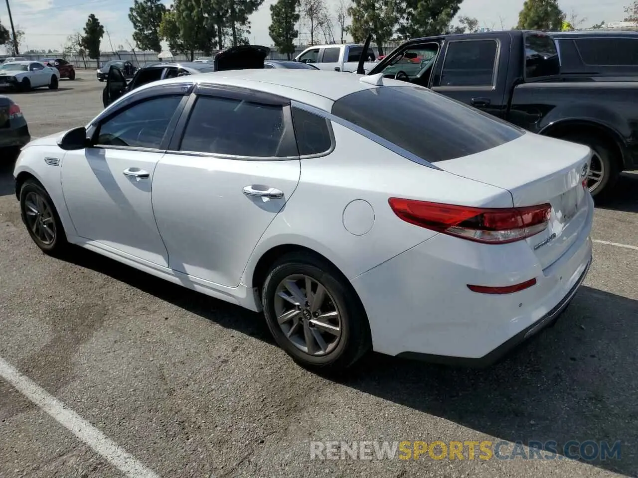 2 fotografías del automóvil dañado 5XXGT4L39KG349632 KIA OPTIMA 2019