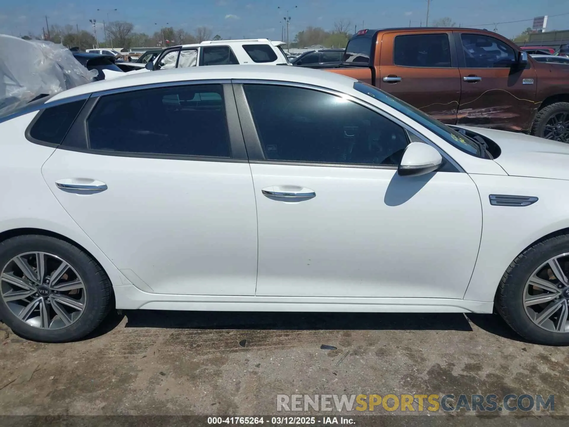 14 fotografías del automóvil dañado 5XXGT4L39KG374935 KIA OPTIMA 2019
