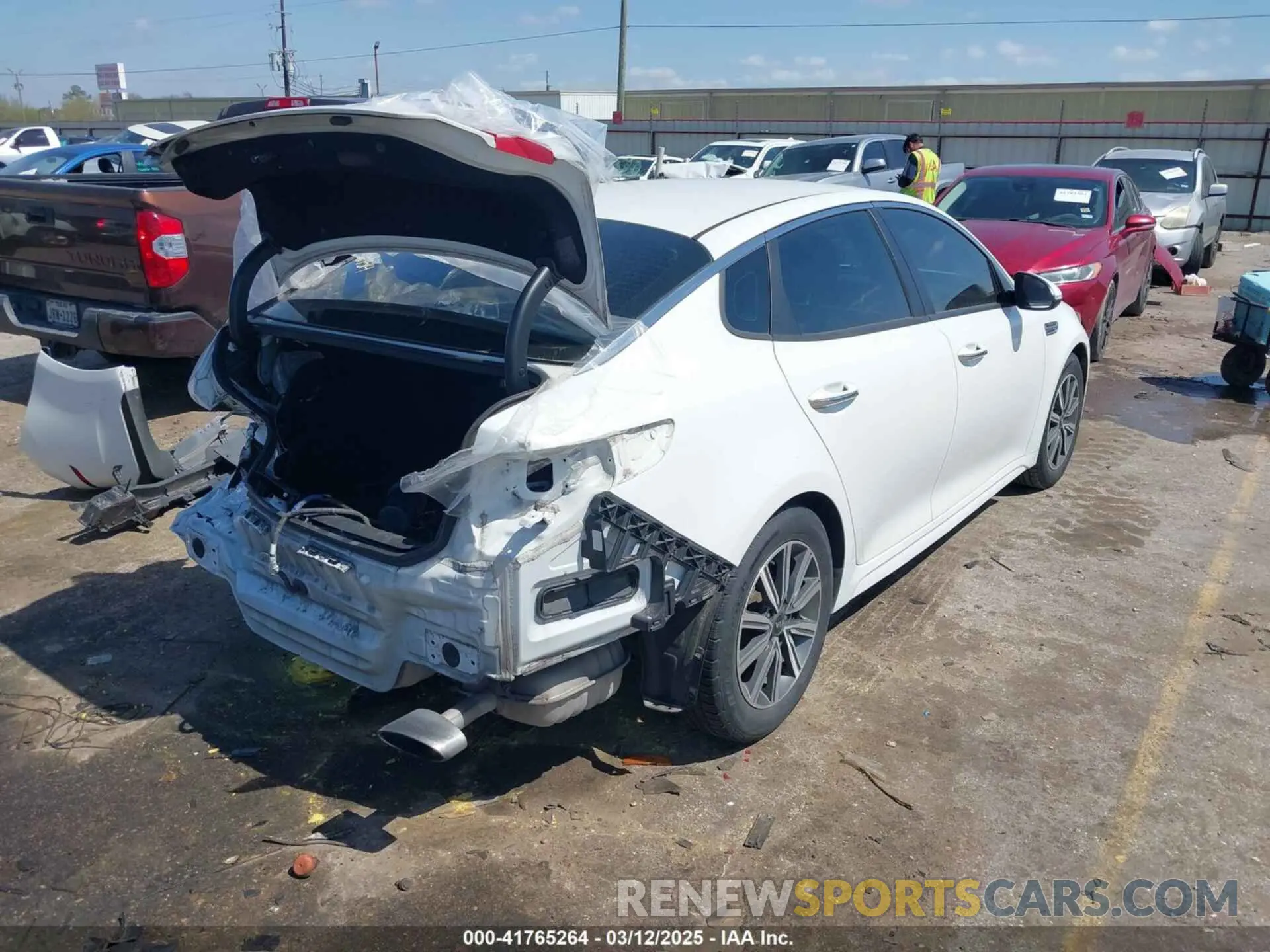 4 fotografías del automóvil dañado 5XXGT4L39KG374935 KIA OPTIMA 2019