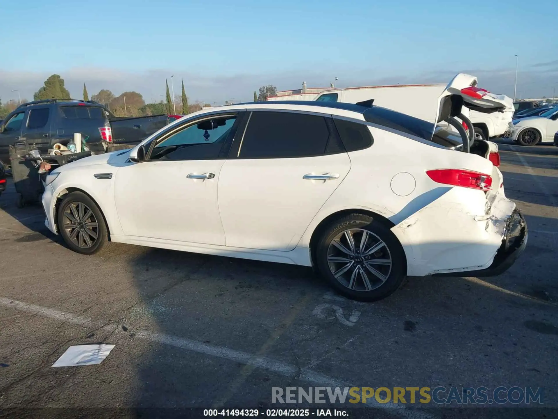 14 fotografías del automóvil dañado 5XXGT4L3XKG310001 KIA OPTIMA 2019