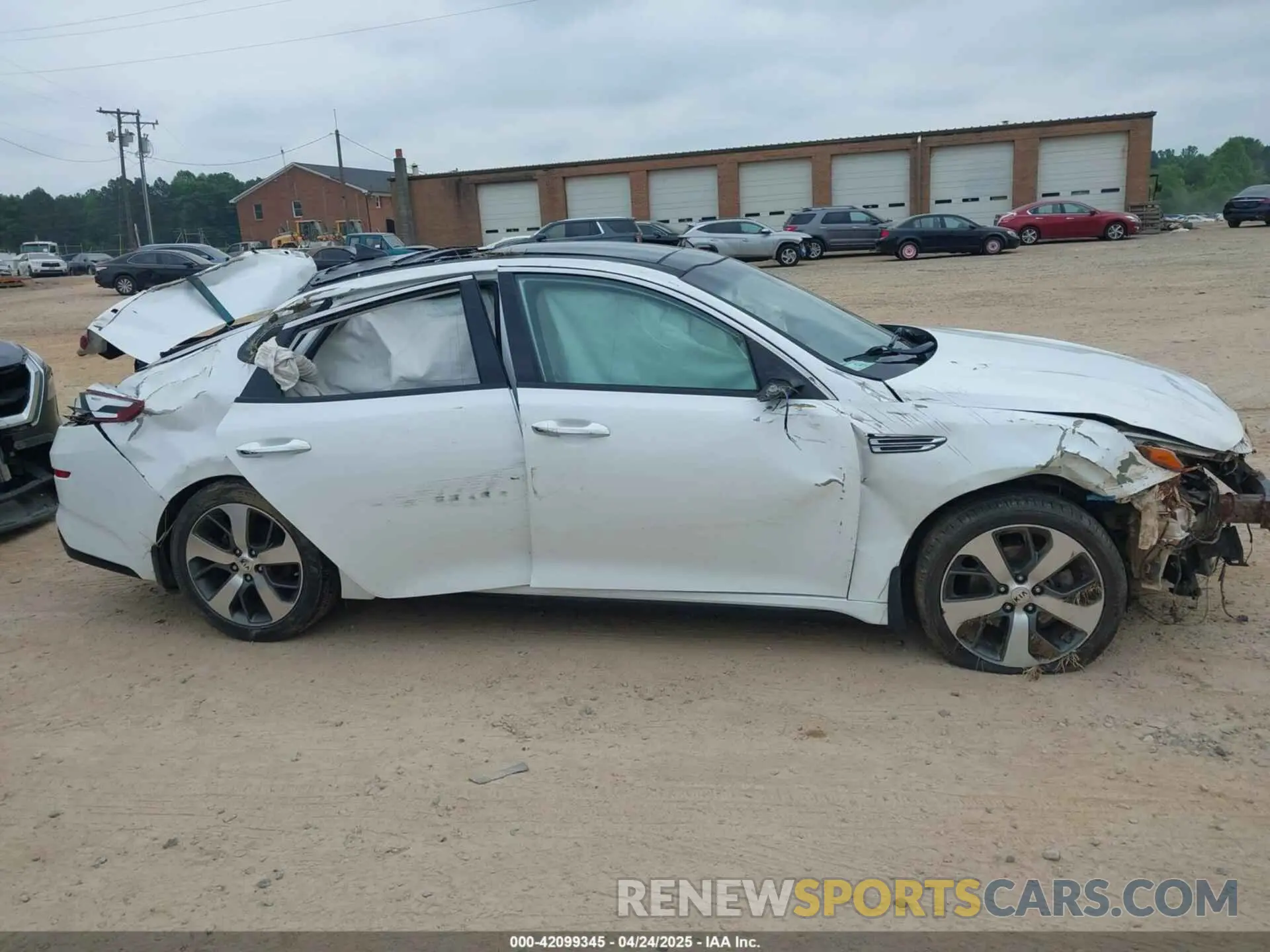 12 fotografías del automóvil dañado 5XXGT4L3XKG366276 KIA OPTIMA 2019