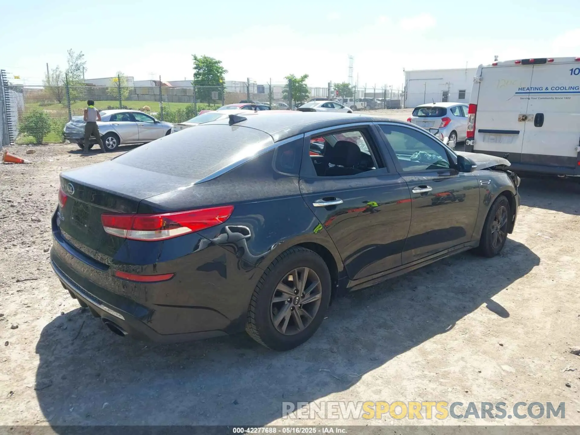 4 fotografías del automóvil dañado 5XXGT4L3XKG367735 KIA OPTIMA 2019