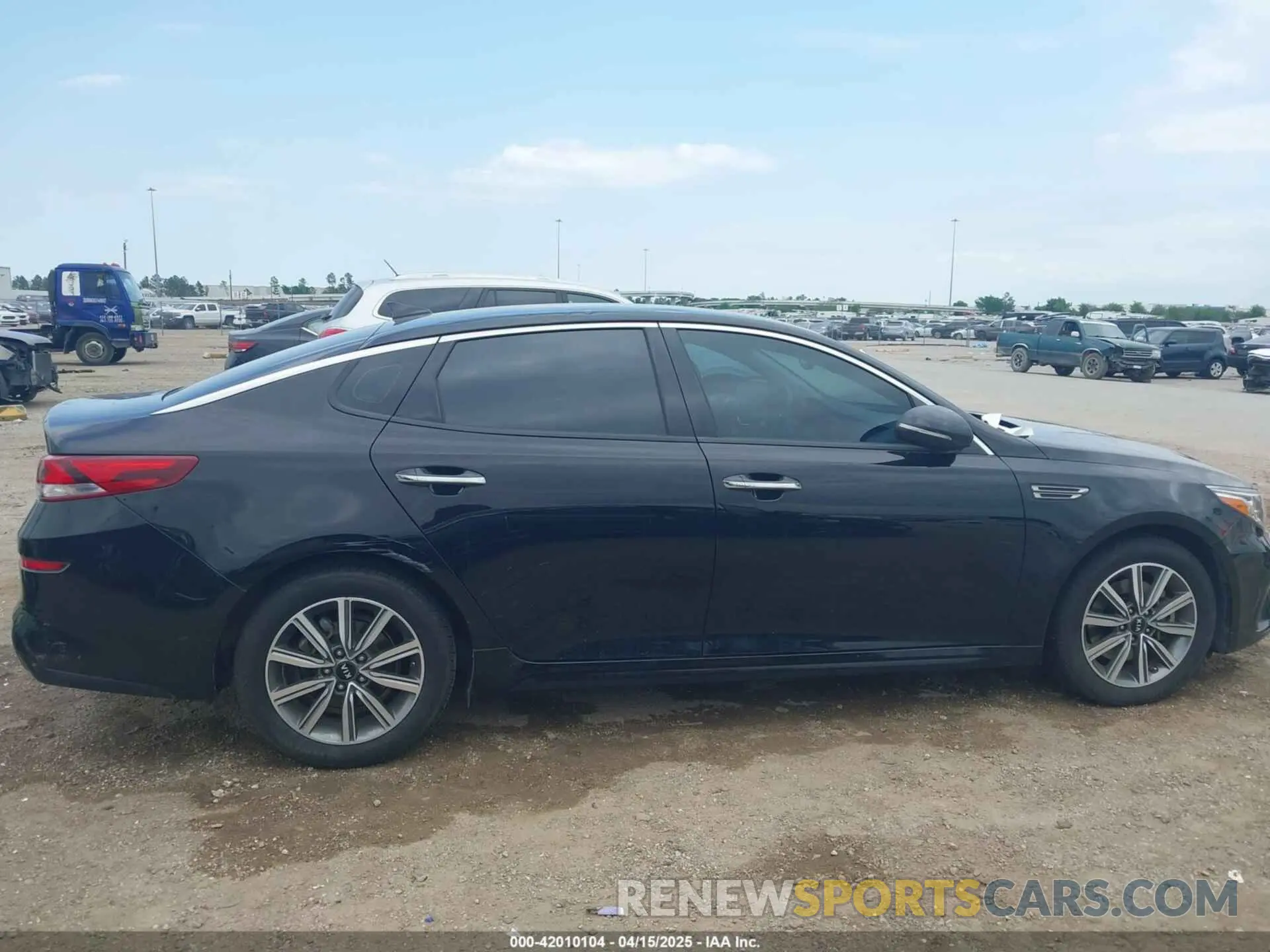 13 fotografías del automóvil dañado 5XXGU4L11KG286103 KIA OPTIMA 2019