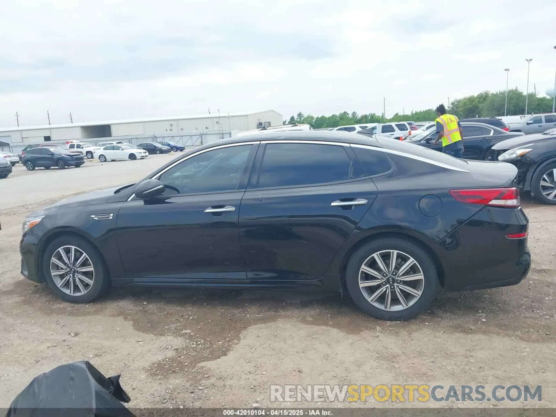 14 fotografías del automóvil dañado 5XXGU4L11KG286103 KIA OPTIMA 2019