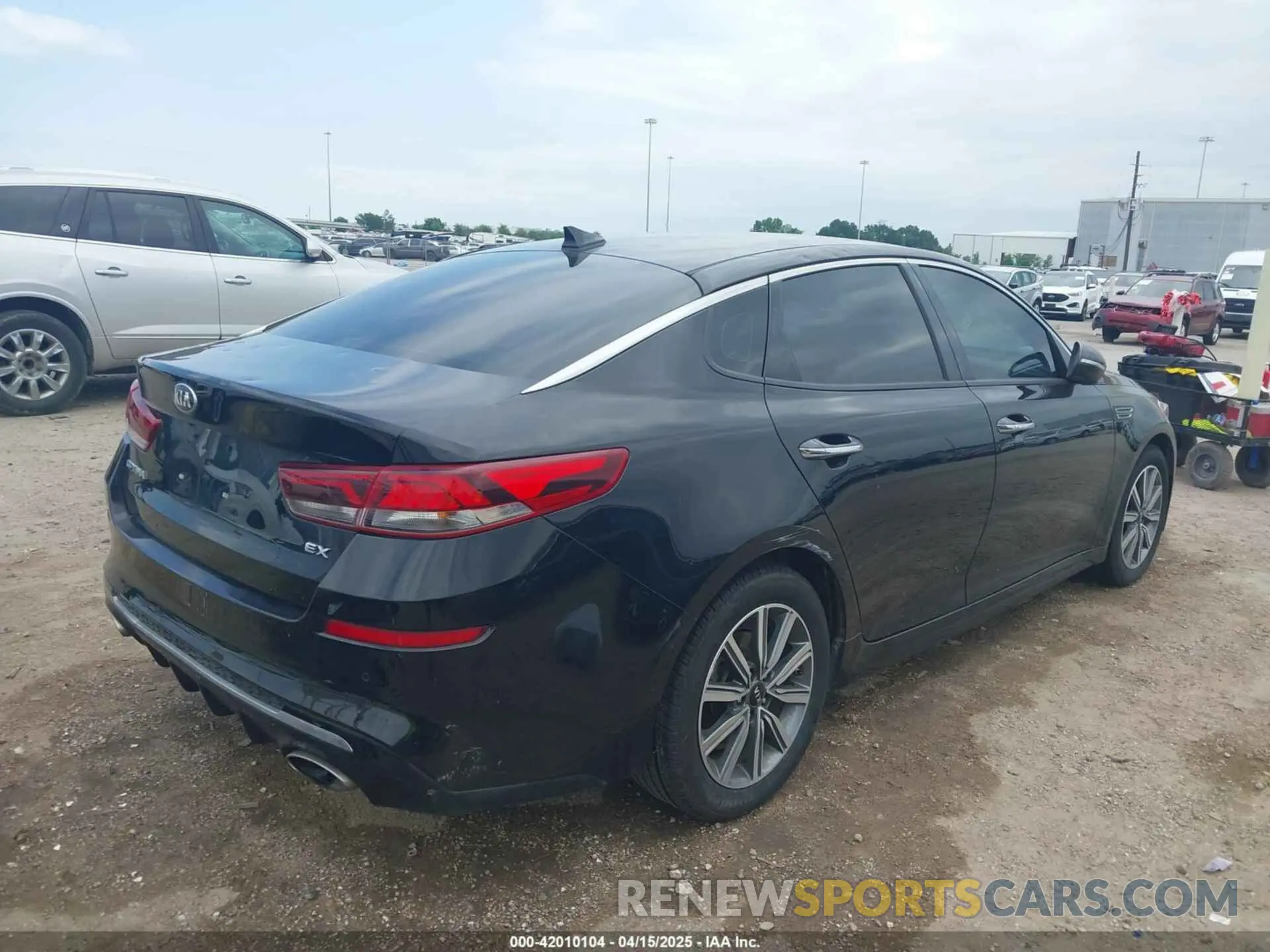 4 fotografías del automóvil dañado 5XXGU4L11KG286103 KIA OPTIMA 2019