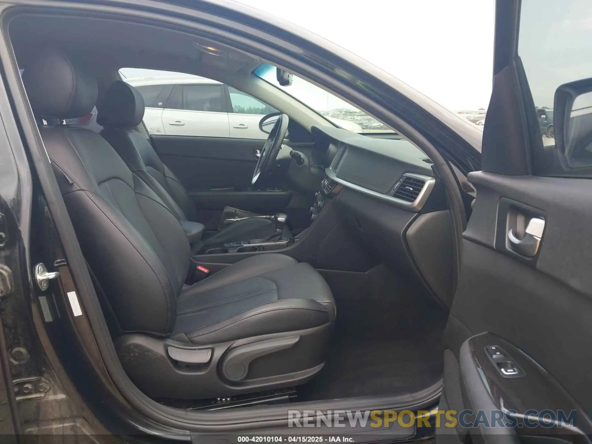 5 fotografías del automóvil dañado 5XXGU4L11KG286103 KIA OPTIMA 2019