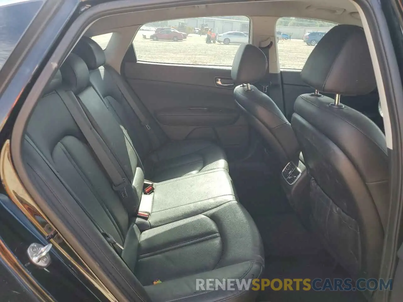 11 fotografías del automóvil dañado 5XXGU4L14KG284832 KIA OPTIMA 2019