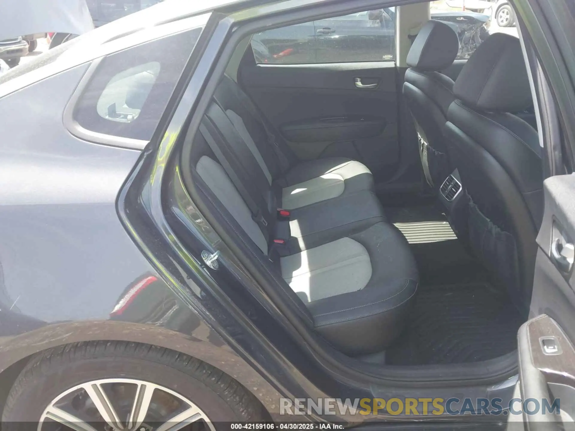 8 fotografías del automóvil dañado 5XXGU4L19KG307229 KIA OPTIMA 2019
