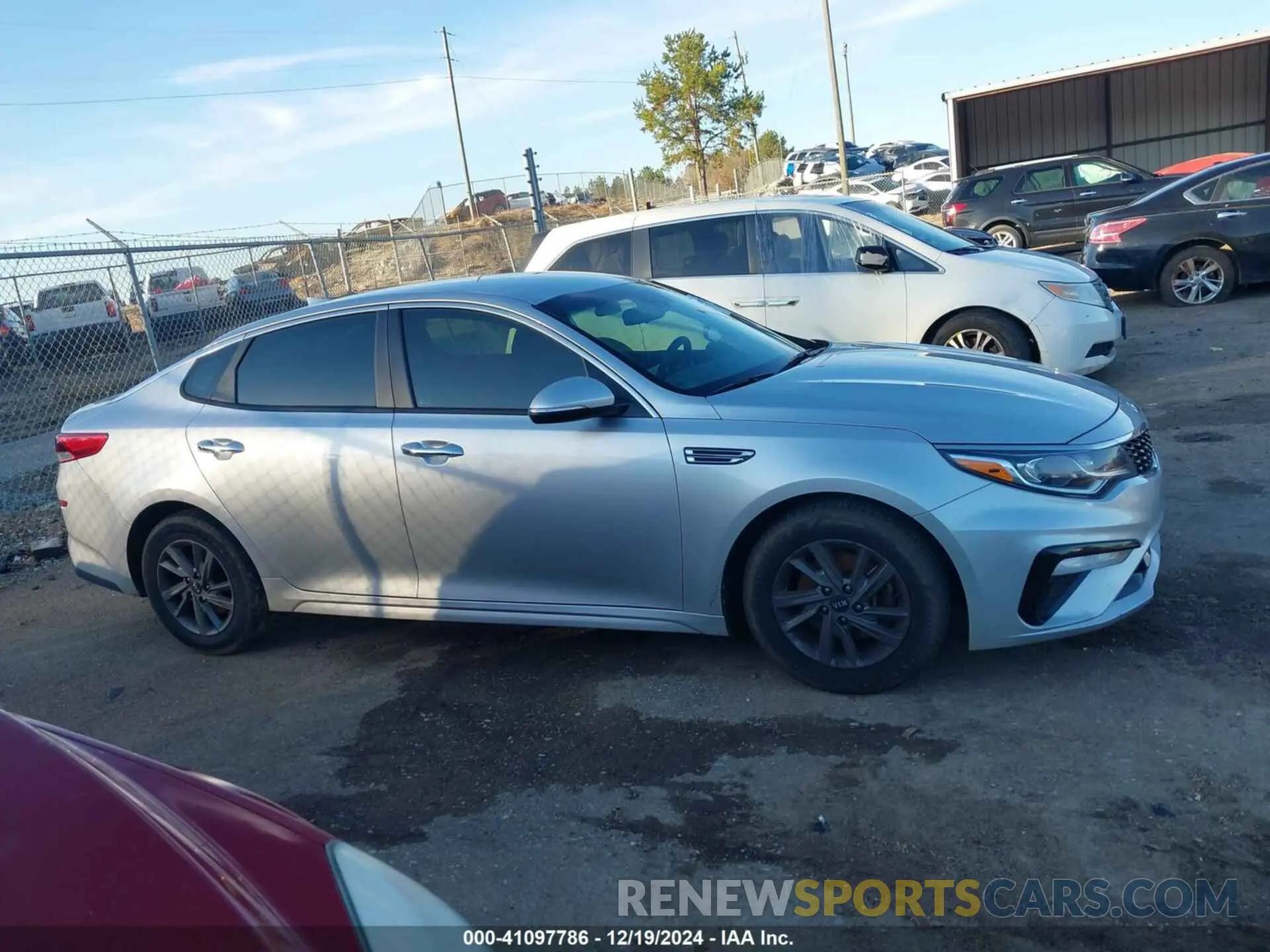 12 fotografías del automóvil dañado 5XXGT4L30LG419780 KIA OPTIMA 2020