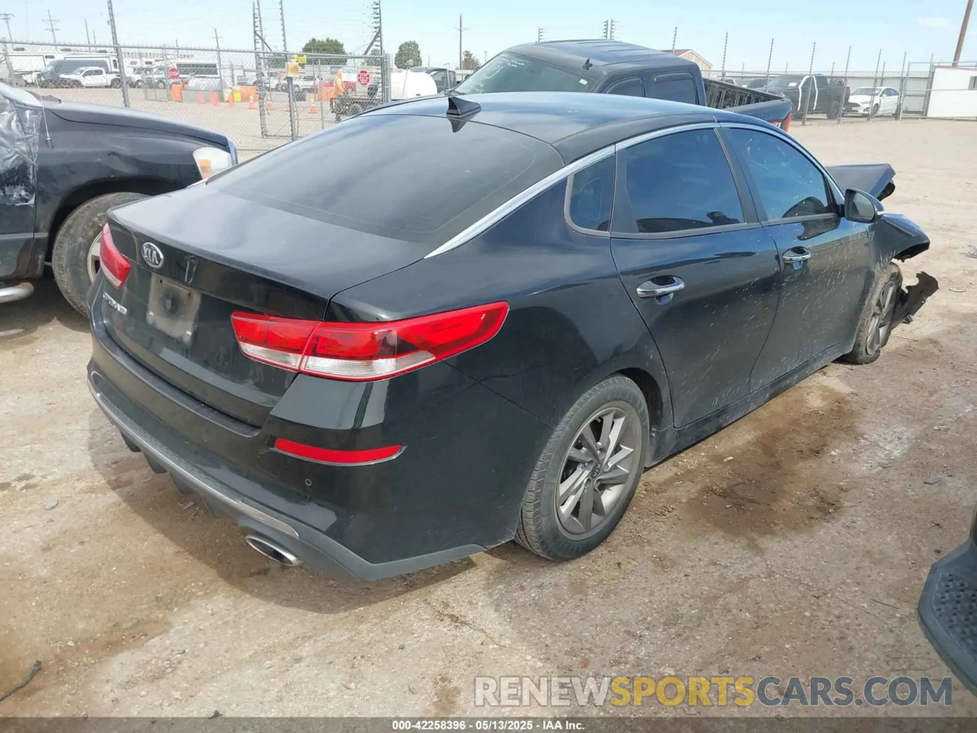 4 fotografías del automóvil dañado 5XXGT4L35LG395007 KIA OPTIMA 2020