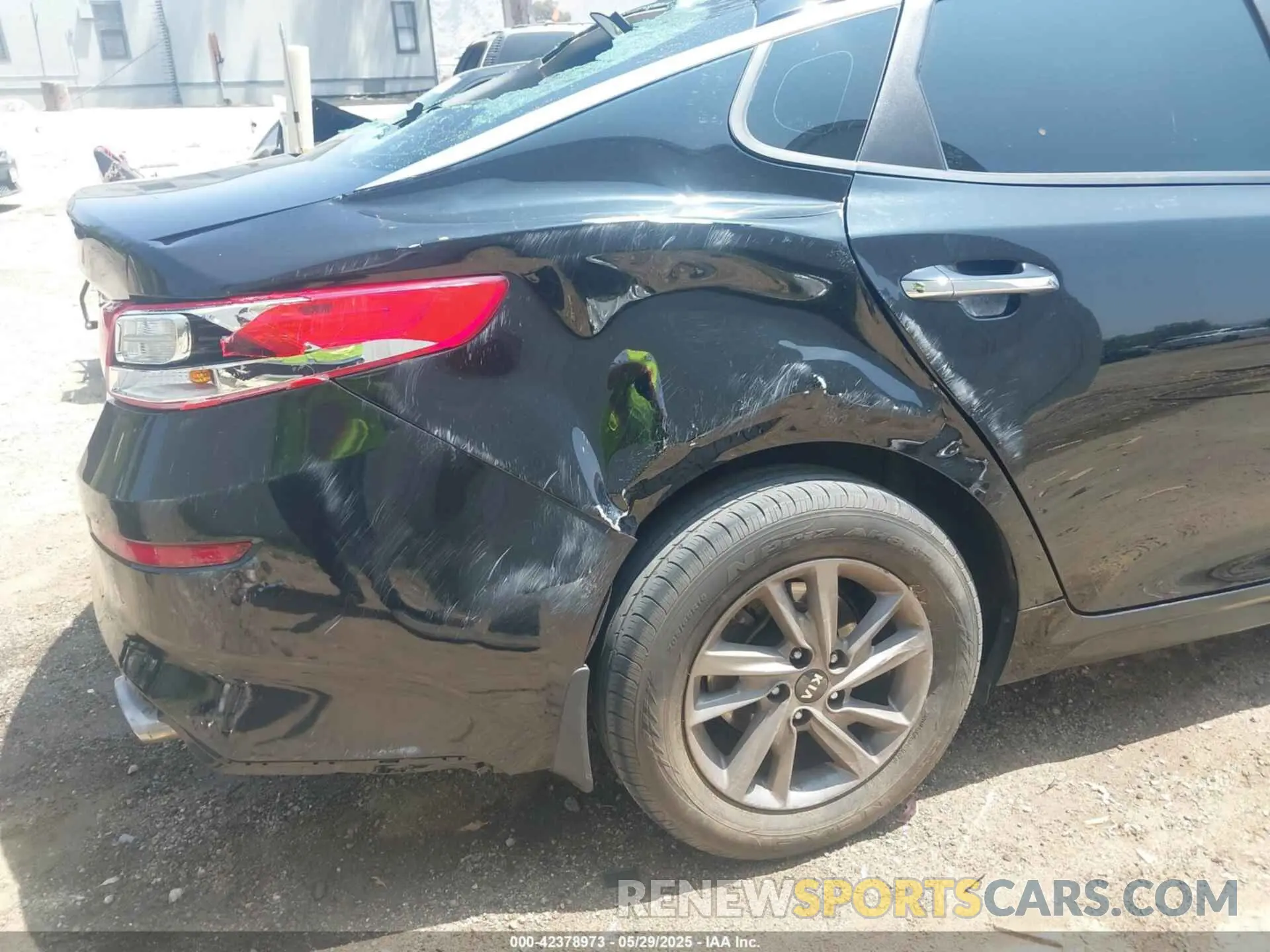 12 fotografías del automóvil dañado 5XXGT4L37LG395820 KIA OPTIMA 2020