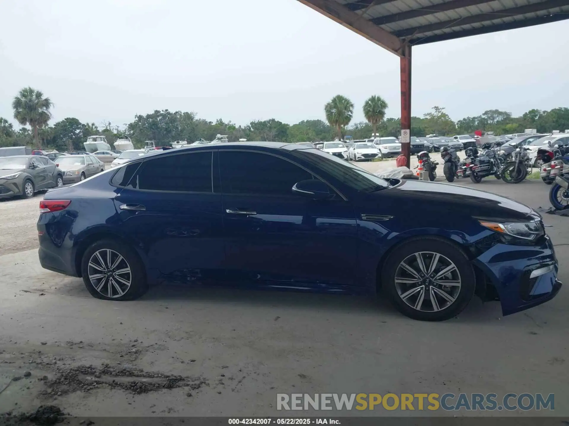 14 fotografías del automóvil dañado 5XXGU4L13LG405125 KIA OPTIMA 2020
