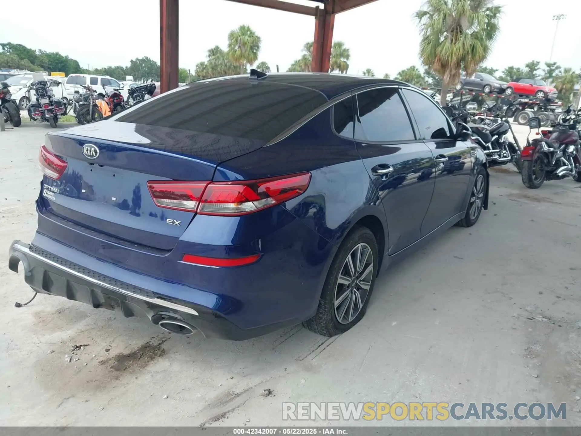 4 fotografías del automóvil dañado 5XXGU4L13LG405125 KIA OPTIMA 2020