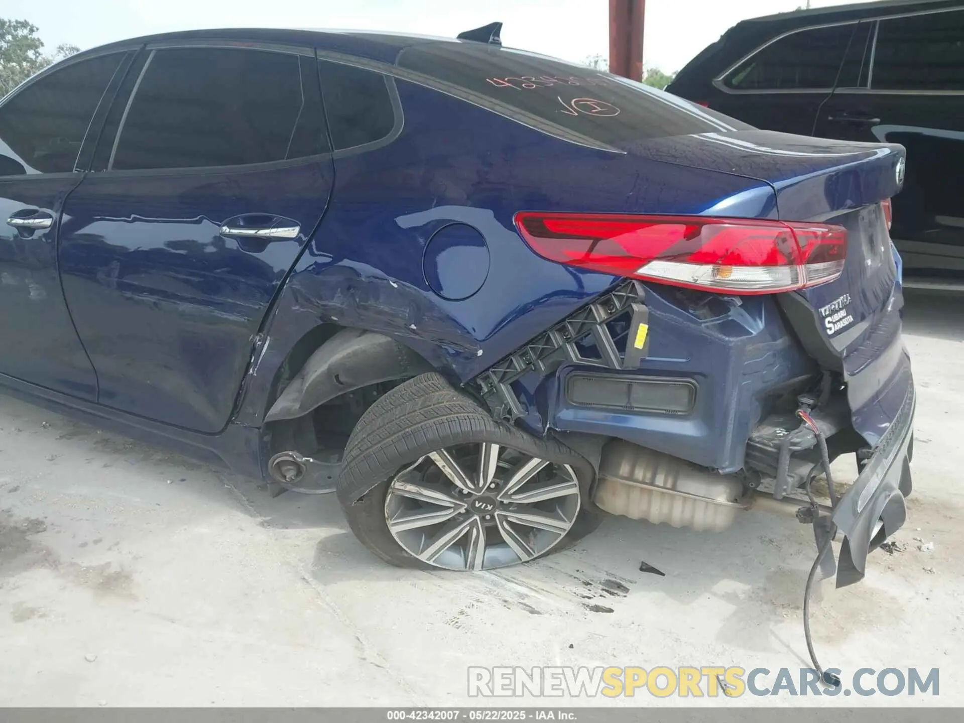 6 fotografías del automóvil dañado 5XXGU4L13LG405125 KIA OPTIMA 2020