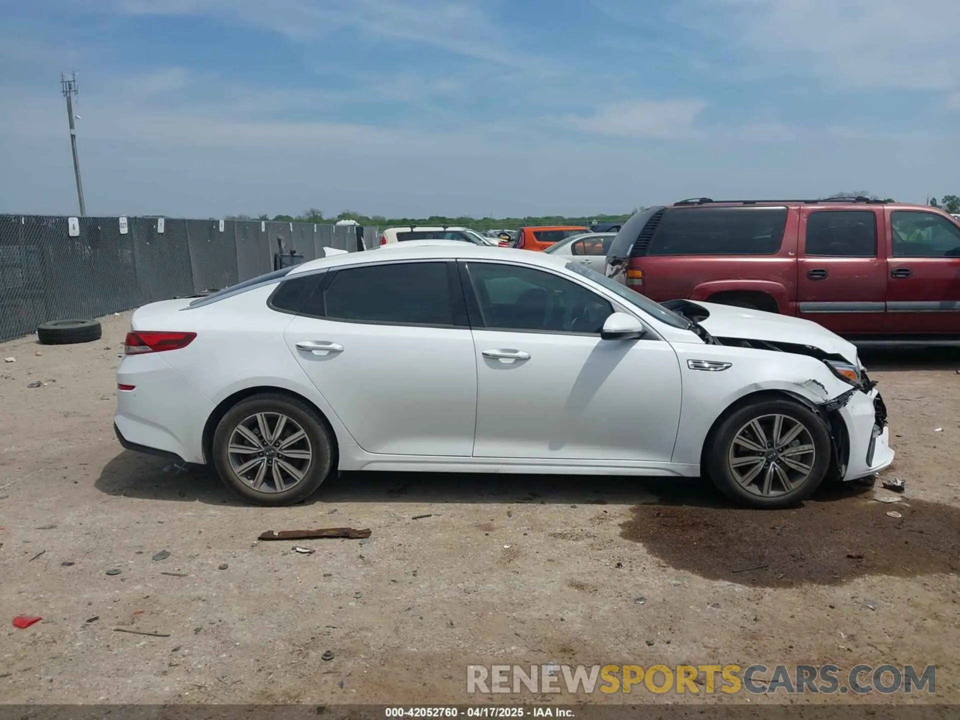 14 fotografías del automóvil dañado 5XXGU4L14LG417817 KIA OPTIMA 2020