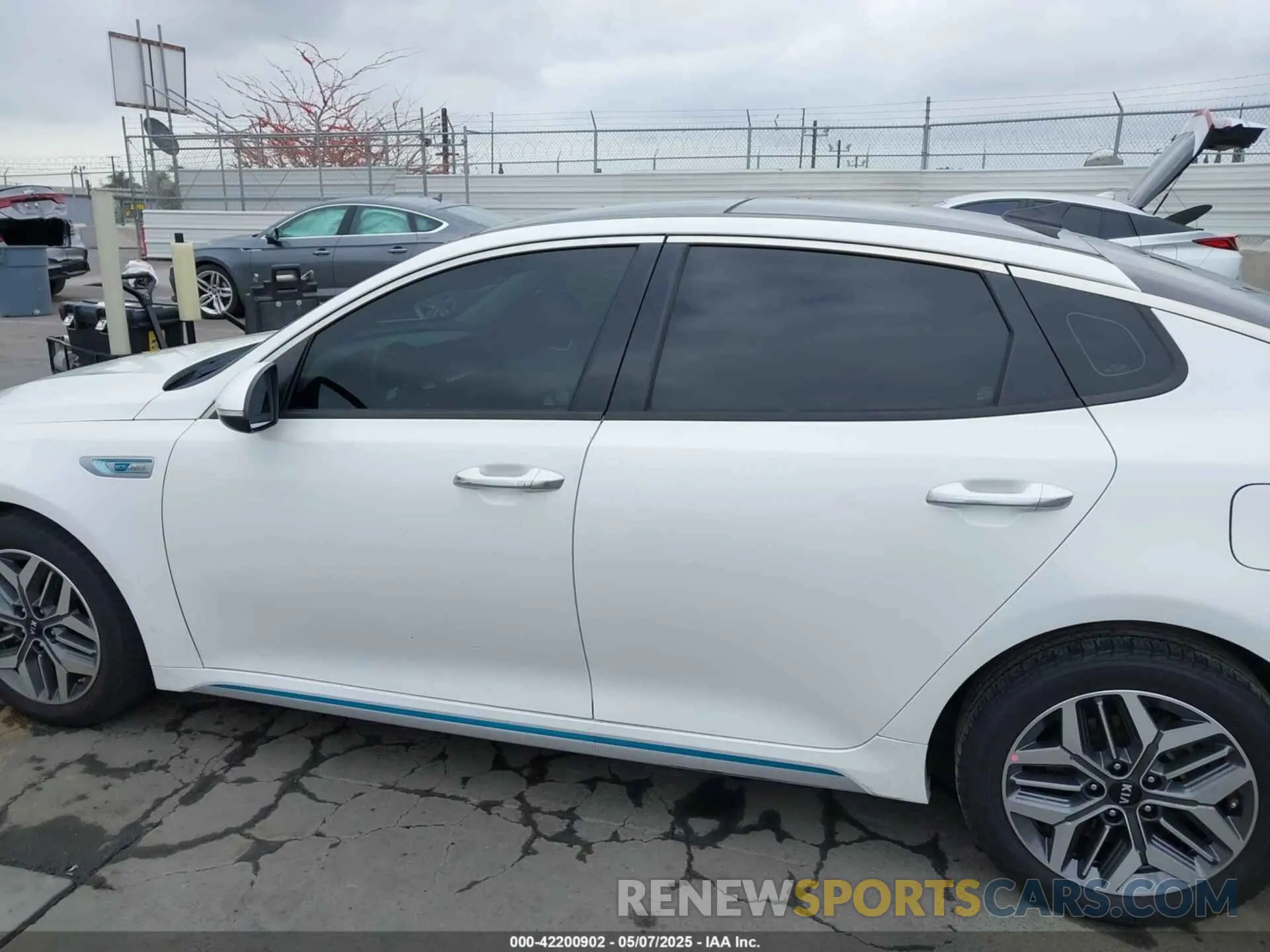 14 fotografías del automóvil dañado KNAGU4LE4L5038983 KIA OPTIMA HYBRID 2020