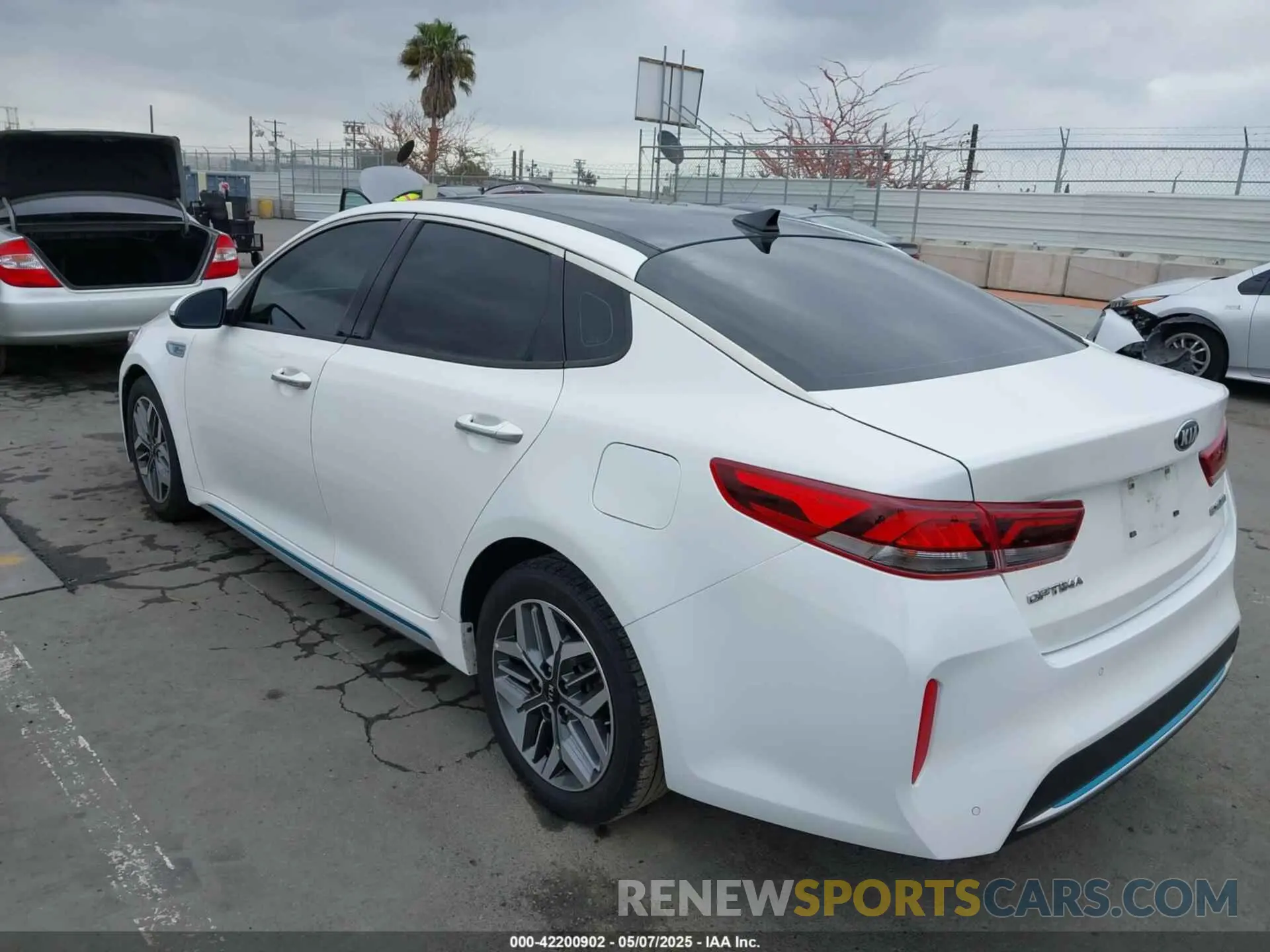 3 fotografías del automóvil dañado KNAGU4LE4L5038983 KIA OPTIMA HYBRID 2020