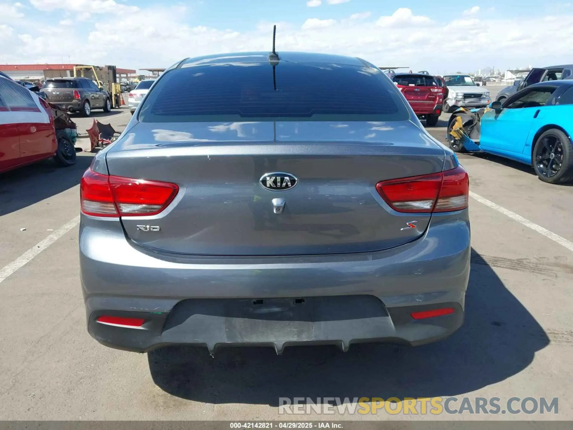16 fotografías del automóvil dañado 3KPA24AB1KE179729 KIA RIO 2019