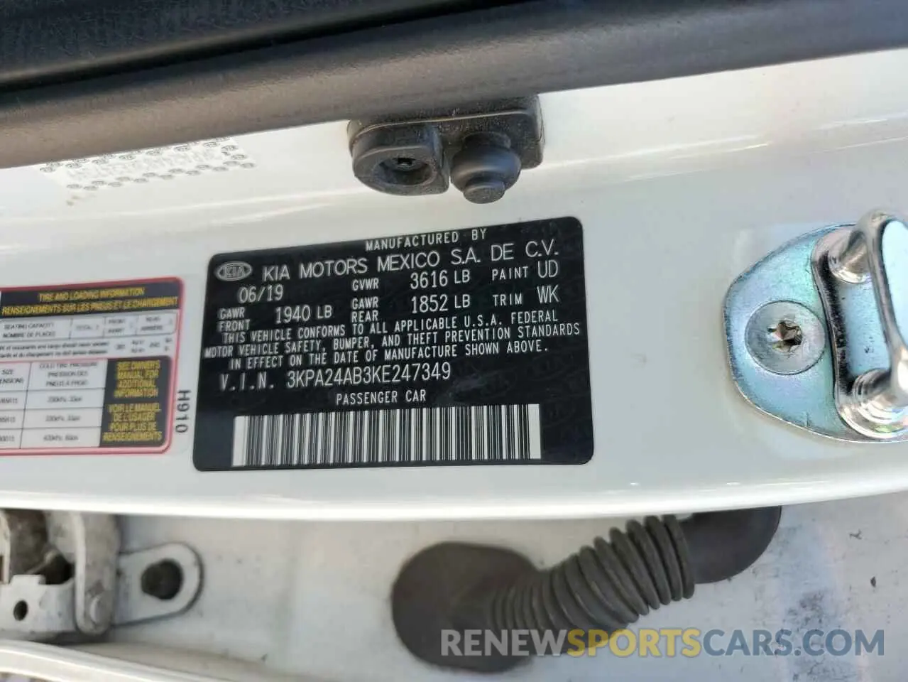 12 fotografías del automóvil dañado 3KPA24AB3KE247349 KIA RIO 2019