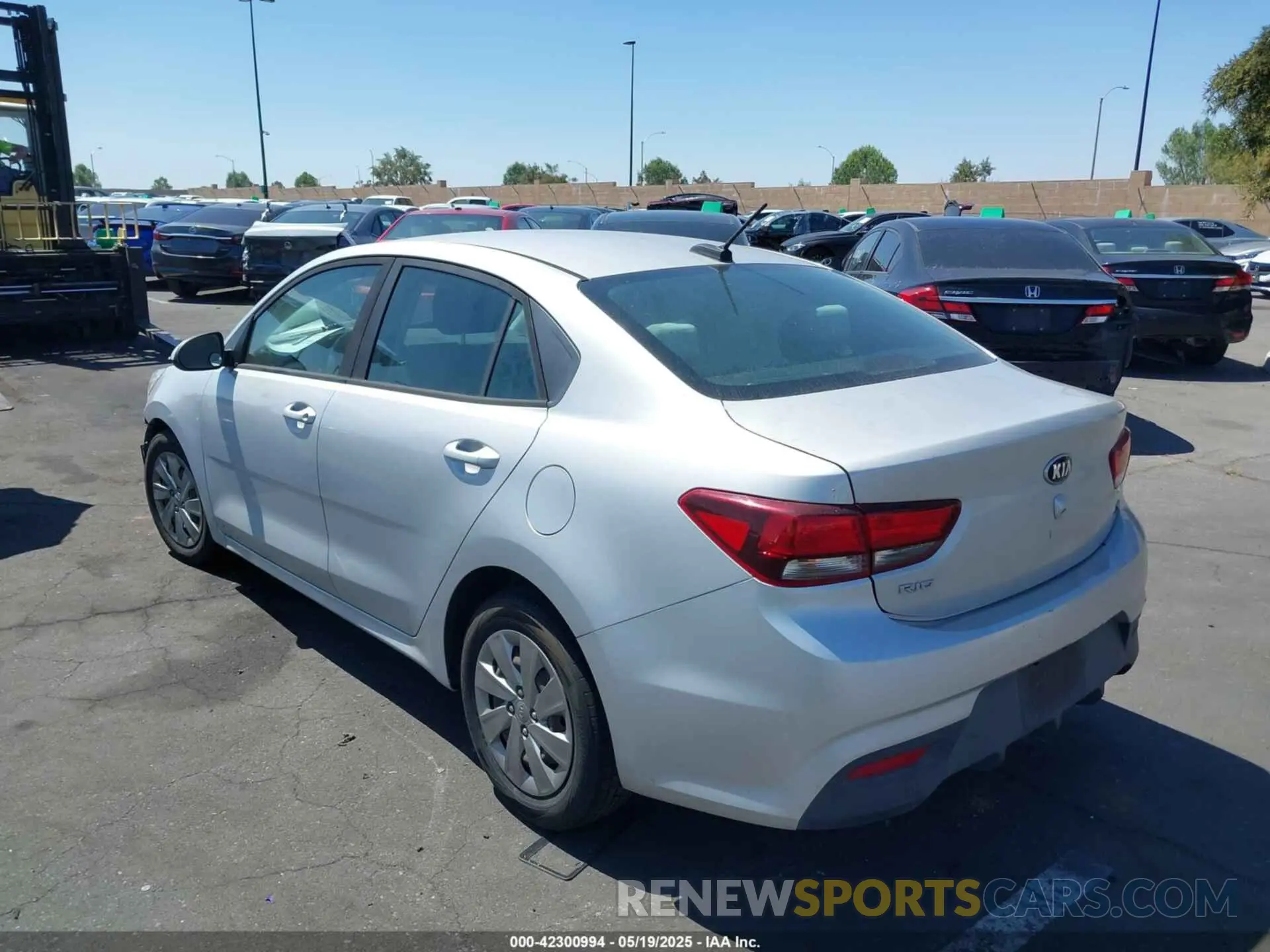 15 fotografías del automóvil dañado 3KPA24AB6KE166894 KIA RIO 2019