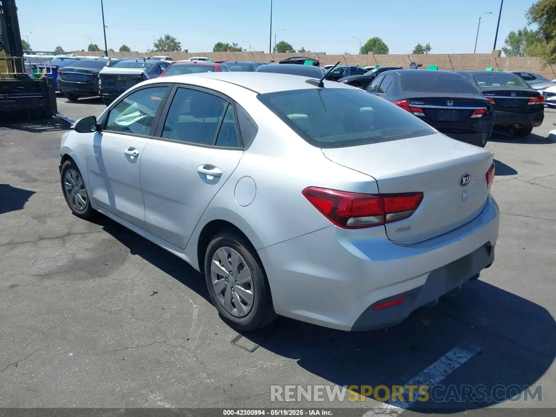 3 fotografías del automóvil dañado 3KPA24AB6KE166894 KIA RIO 2019