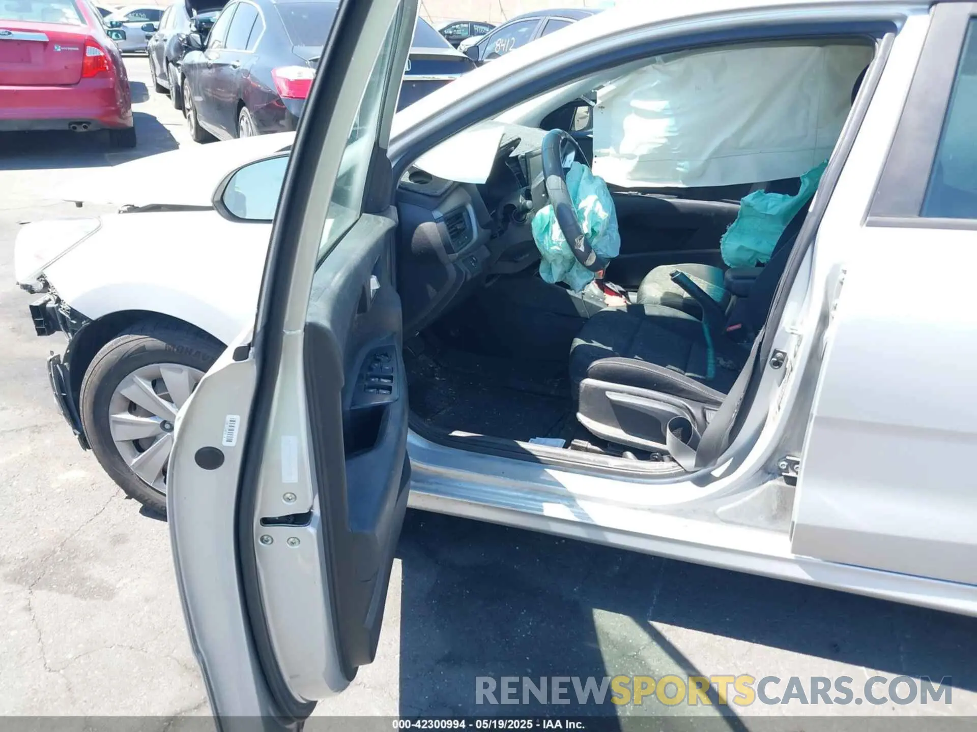 5 fotografías del automóvil dañado 3KPA24AB6KE166894 KIA RIO 2019