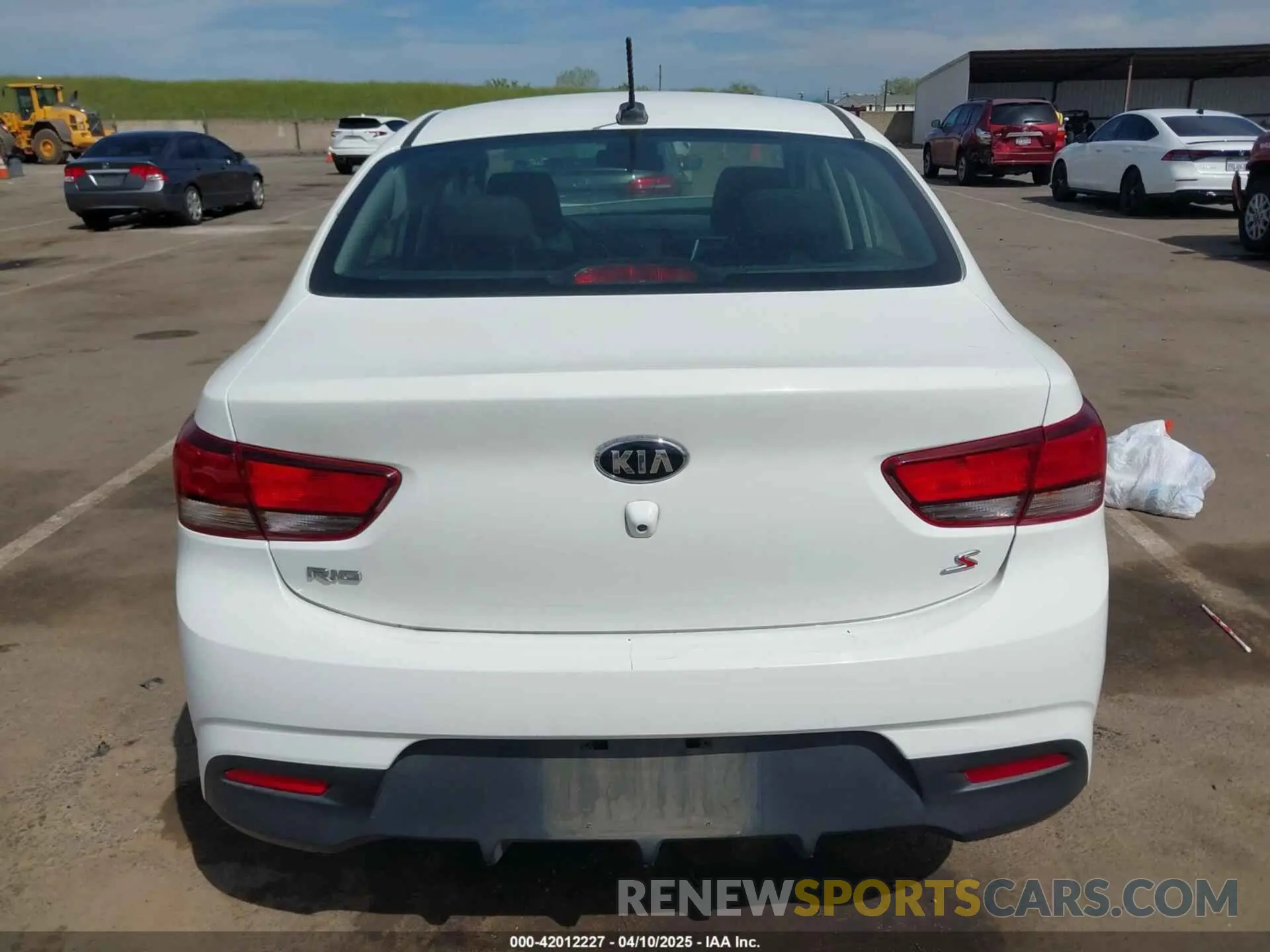 16 fotografías del automóvil dañado 3KPA24AB6KE216211 KIA RIO 2019