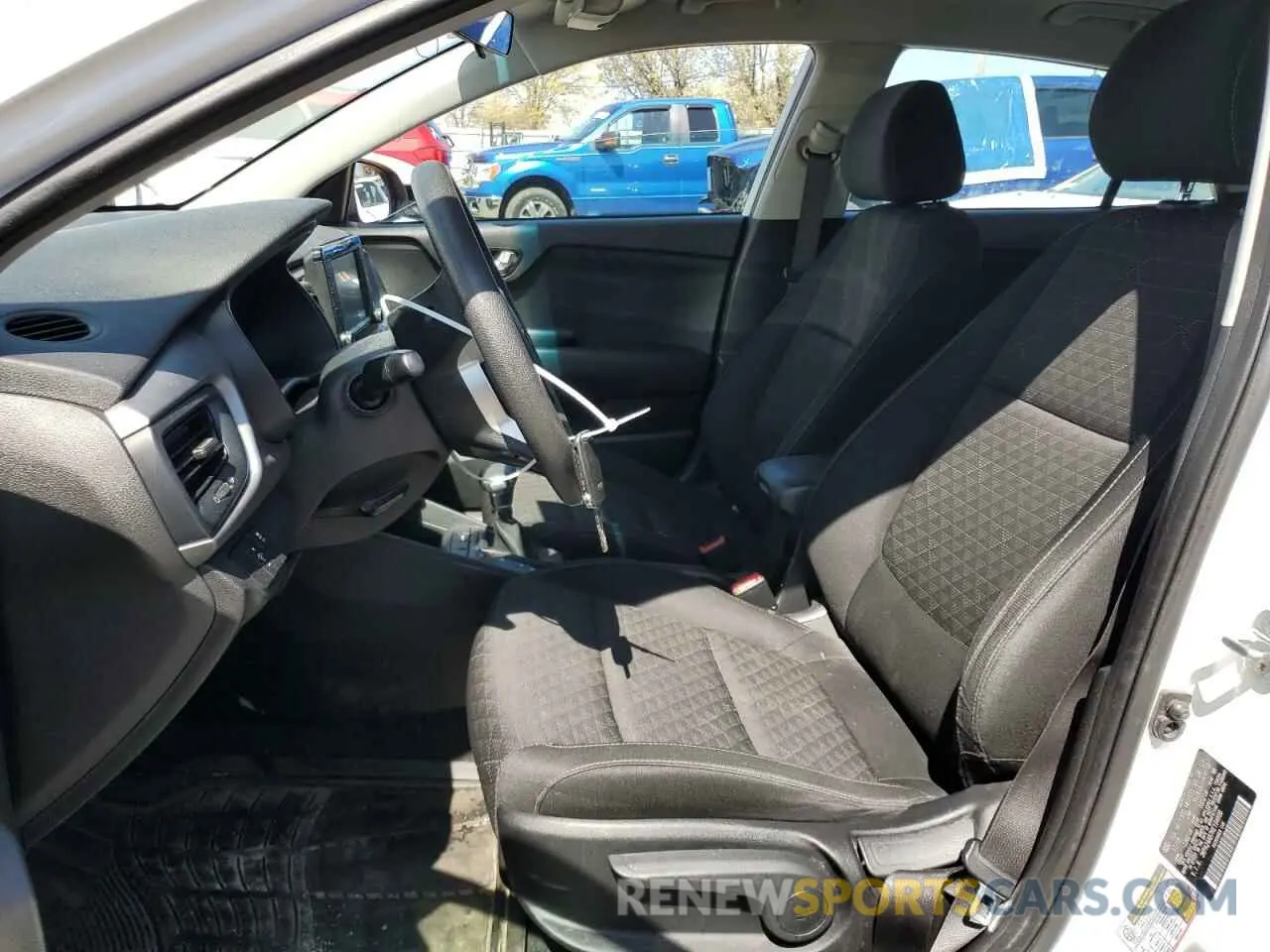 7 fotografías del automóvil dañado 3KPA24AB7KE194896 KIA RIO 2019